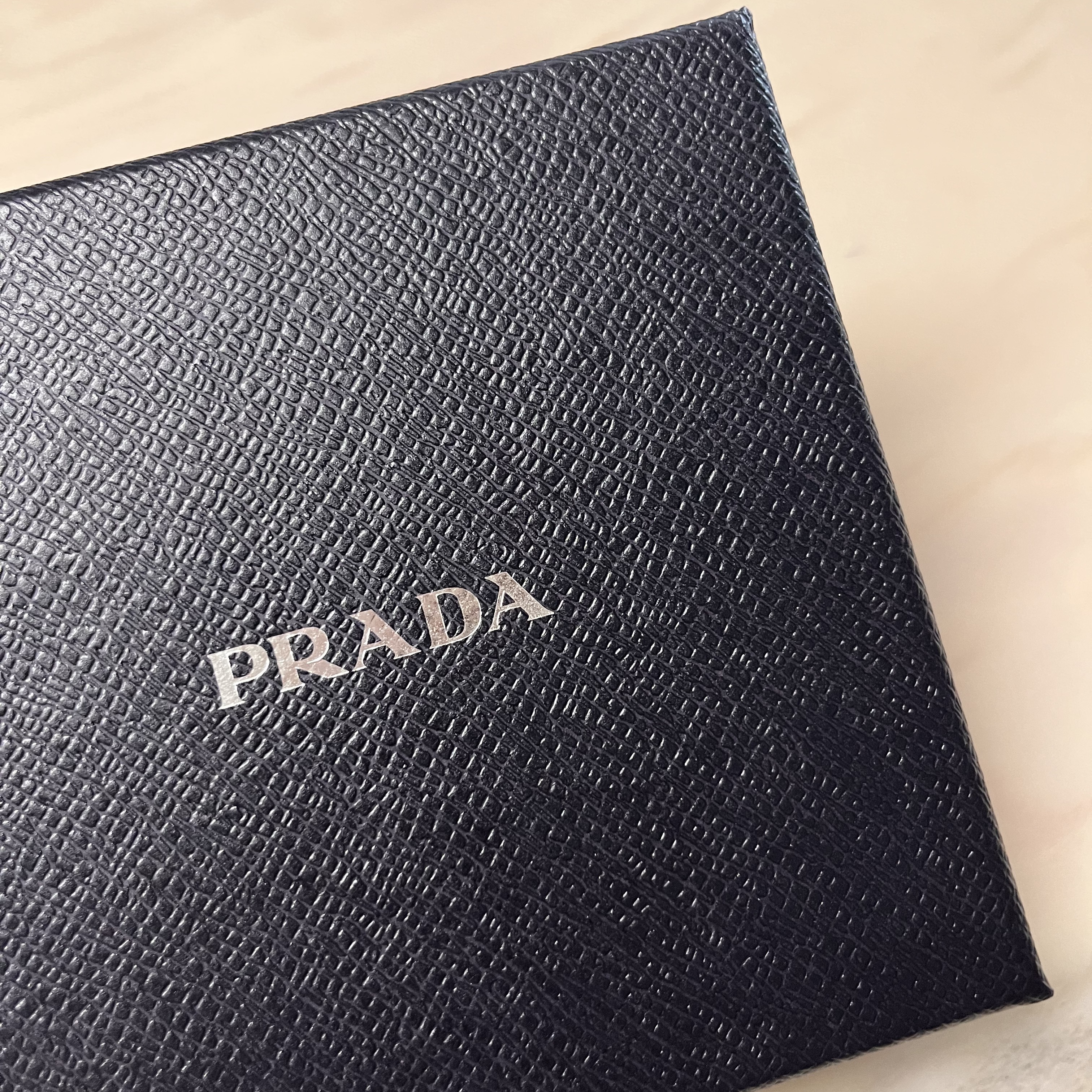 Prada Small Saffiano Leather Wallet Black 착용 스타일 - 2