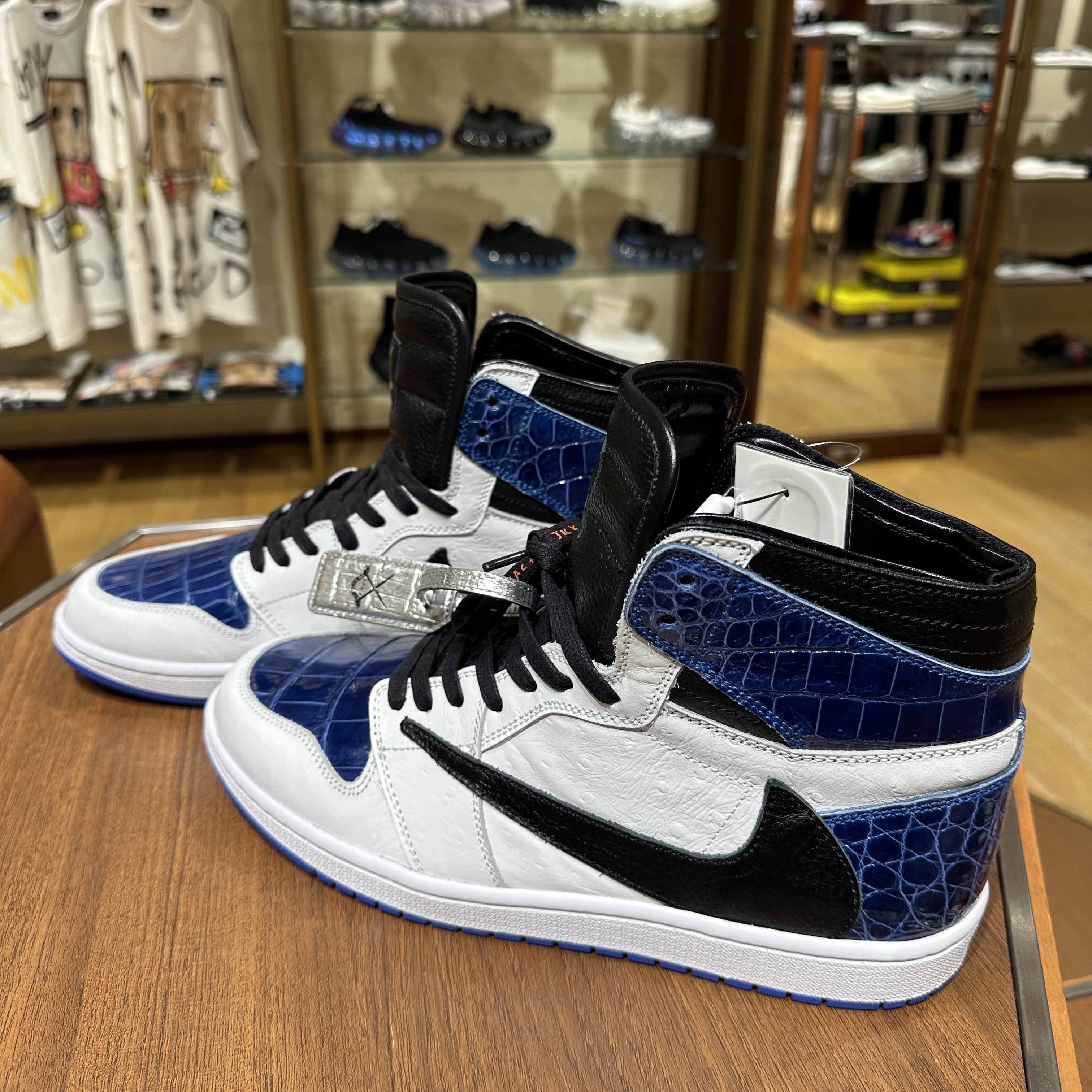 Jordan 1 x Travis Scott x Fragment Retro High OG SP Military Blue 착용 스타일