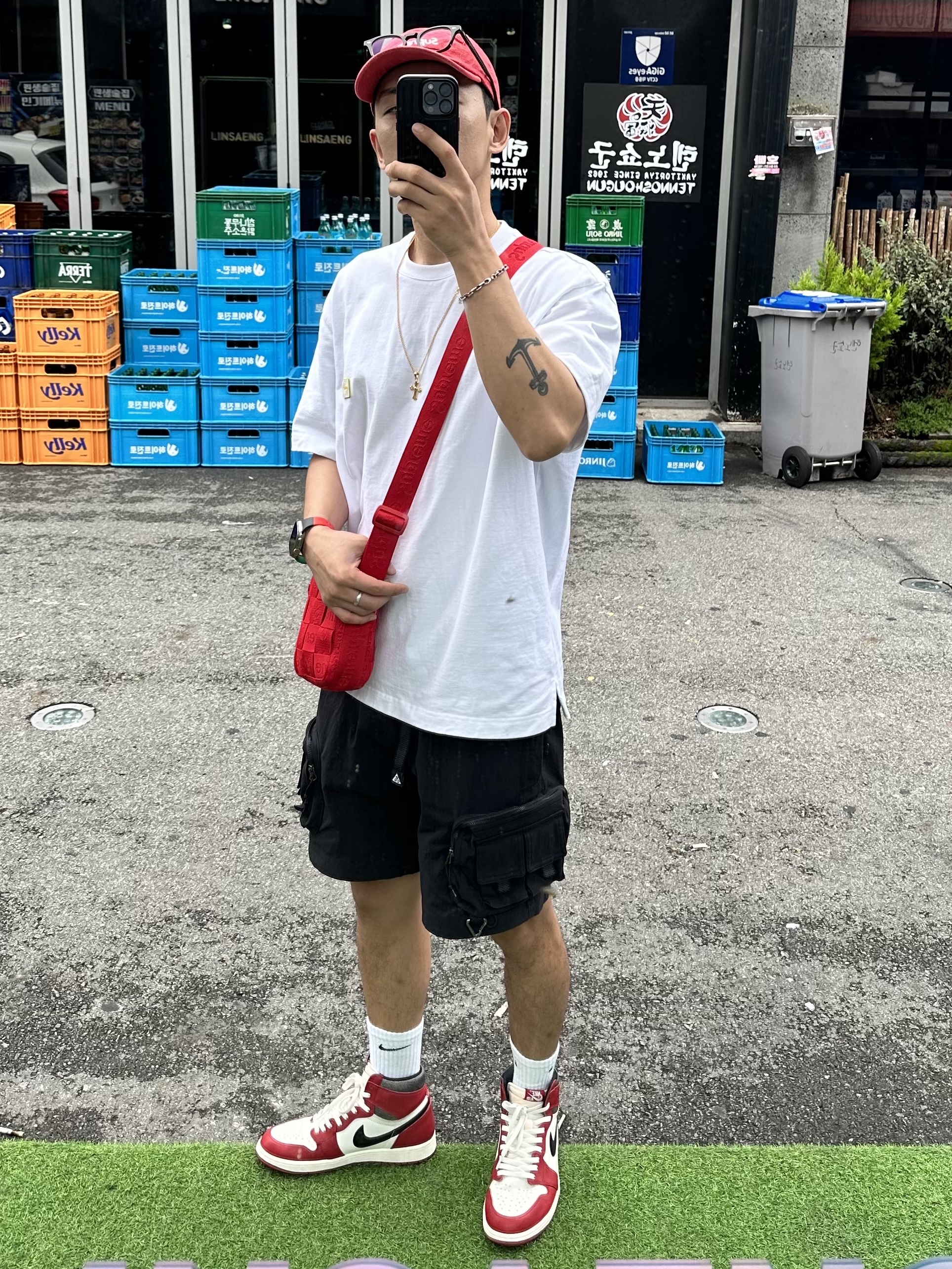 Supreme Woven Shoulder Bag Red - 23SS, Jordan 1 Retro High OG Chicago 2022 착용 스타일