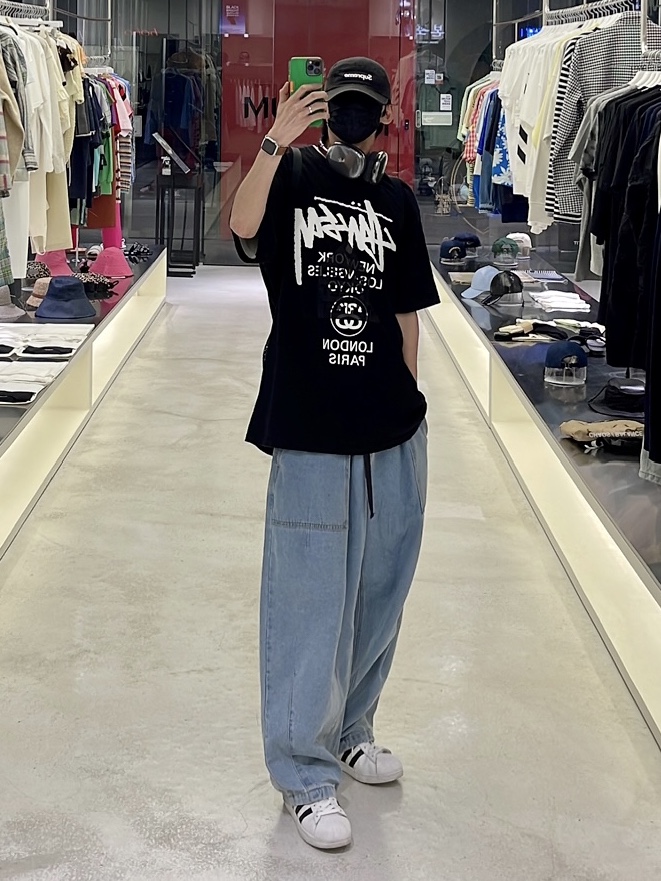 Adidas Superstar White Black, Stussy DSM World Tour T-Shirt Black 착용 스타일 - 2