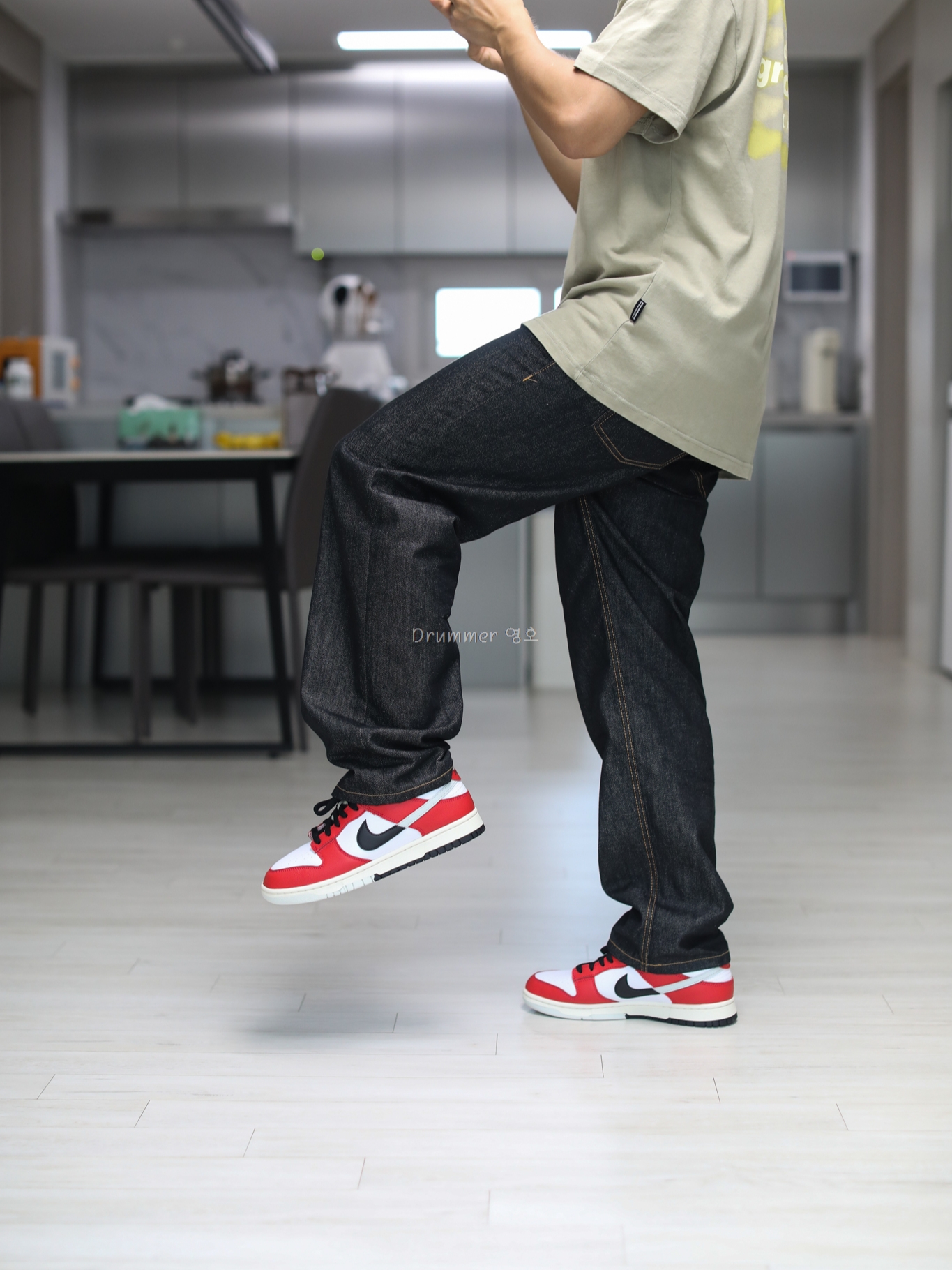 Nike Dunk Low Retro PRM University Red Black 착용 스타일 - 2