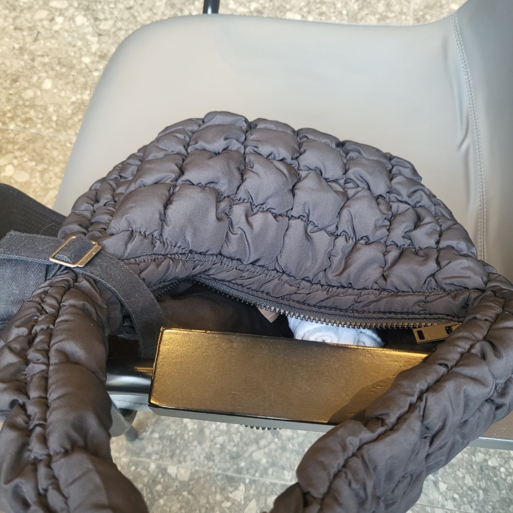 COS Quilted Mini Bag Black 착용 스타일 - 3