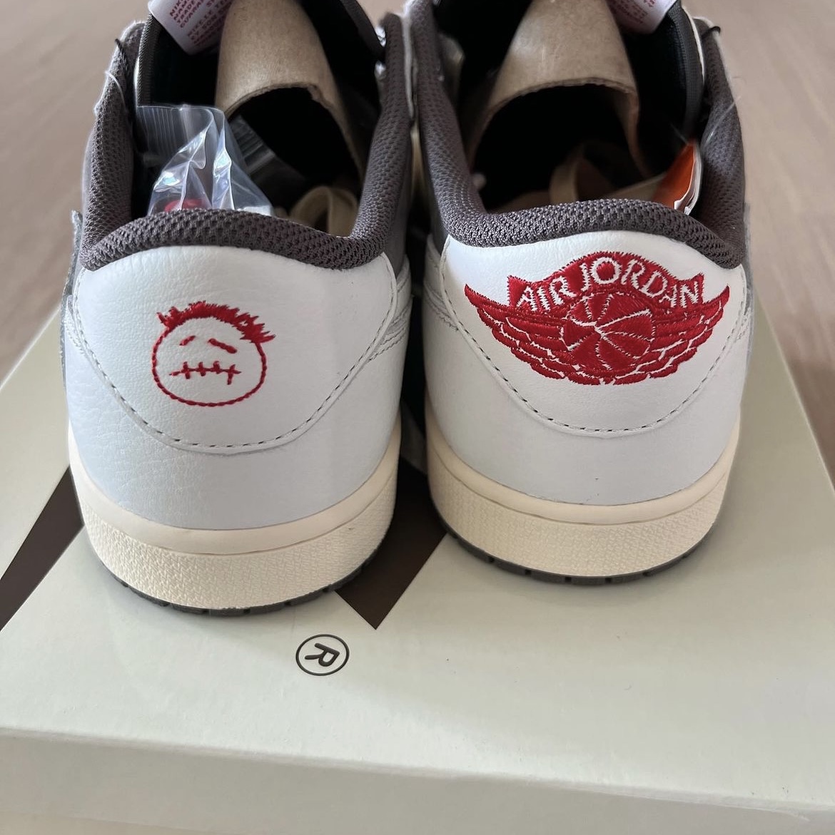 Jordan 1 x Travis Scott Retro Low OG SP Sail and Ridgerock 착용 스타일 - 2
