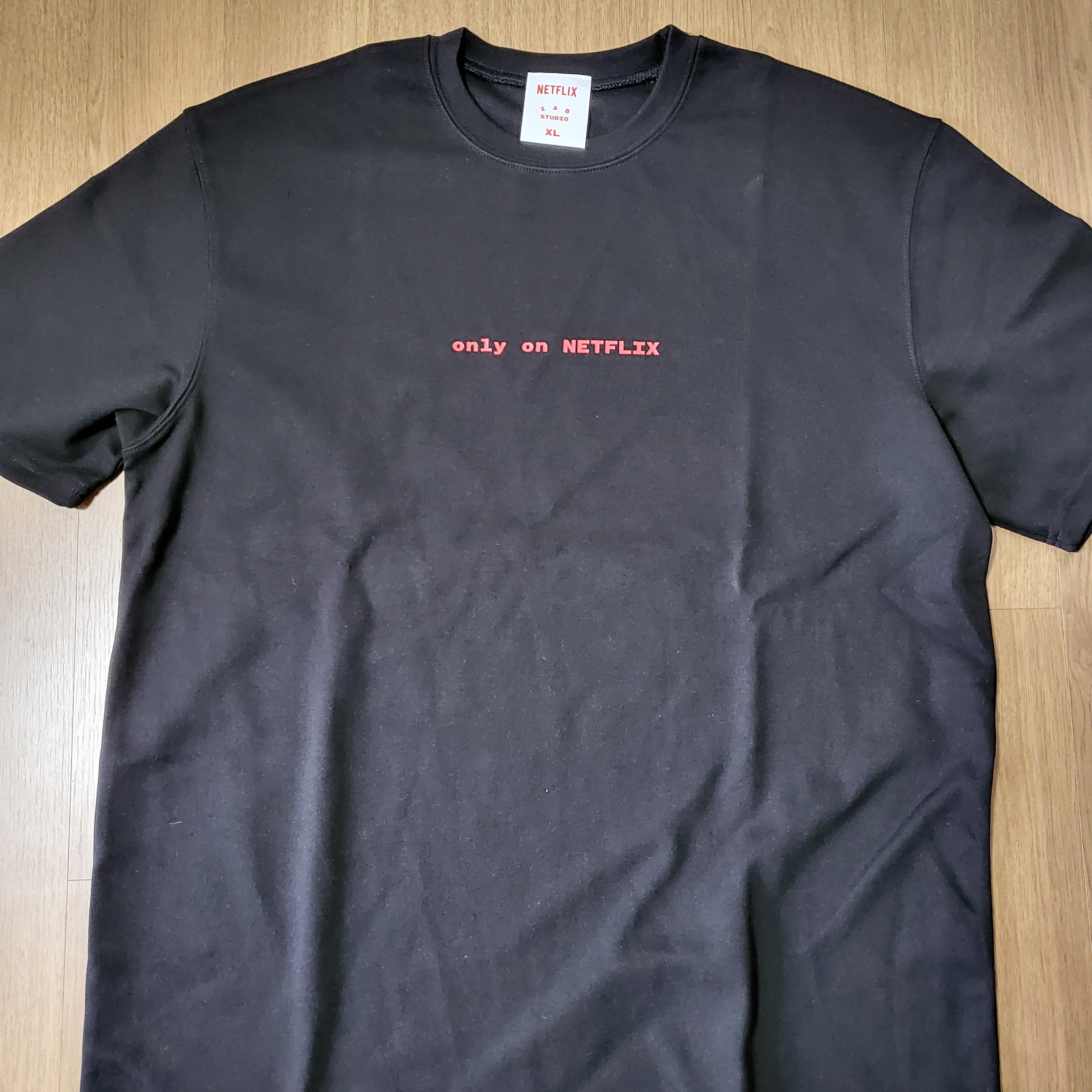 IAB Studio x Netflix SS T-Shirt Black 착용 스타일 - 1