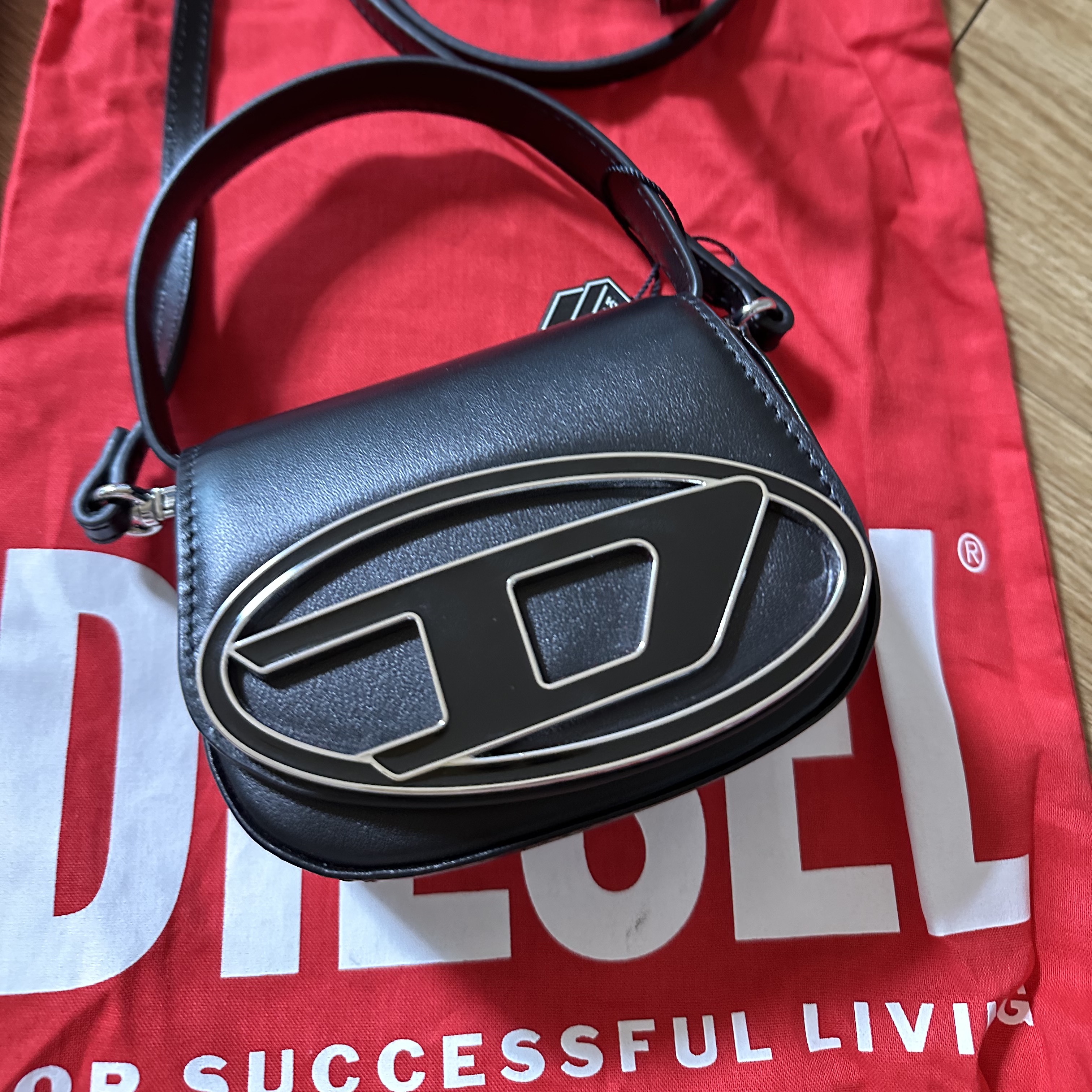 Diesel 1DR Mini Bag Plaque Black 착용 스타일