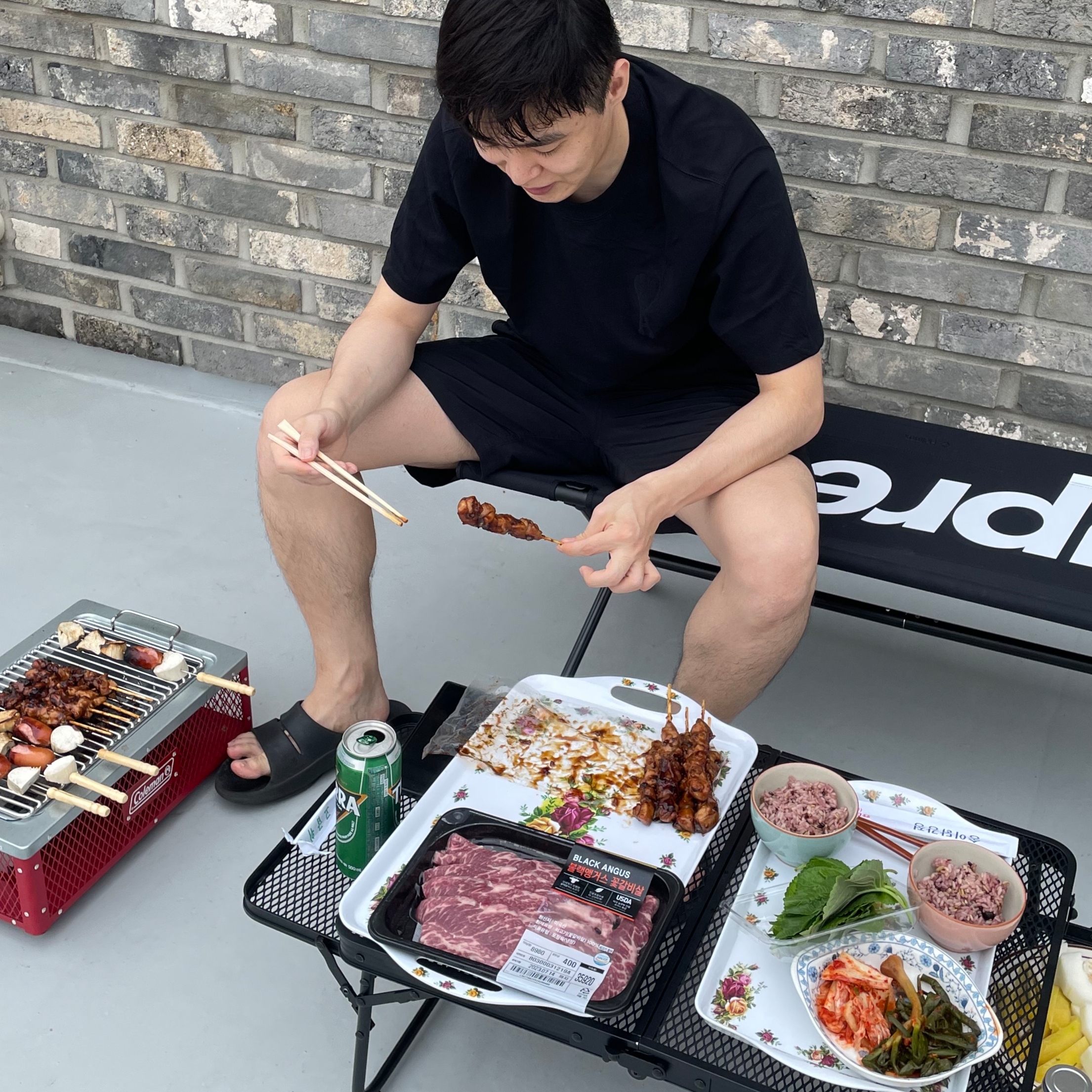 Supreme x Coleman Charcoal Grill Red - 23SS, Supreme x Helinox Bench One Black - 22SS 착용 스타일