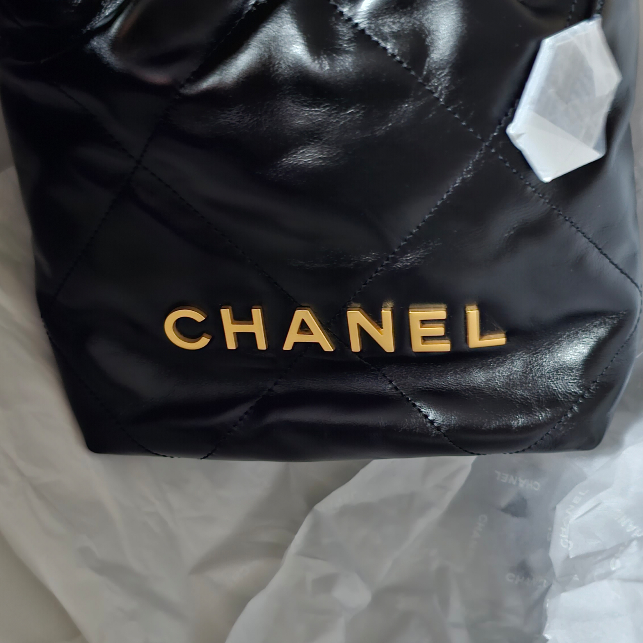 Chanel 22 Mini Handbag Shiny Calfskin & Gold Black 착용 스타일