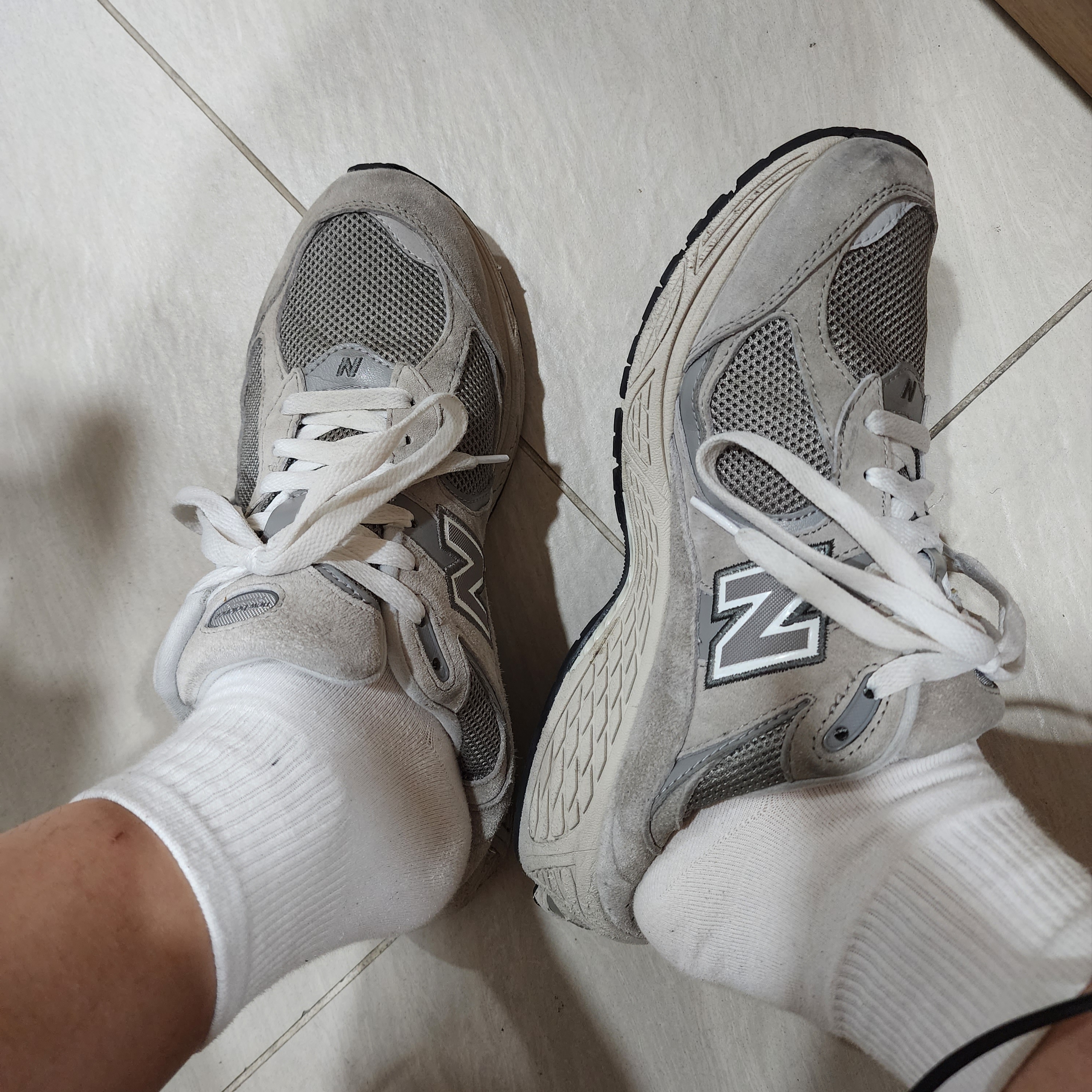 New Balance 2002R Grey 착용 스타일