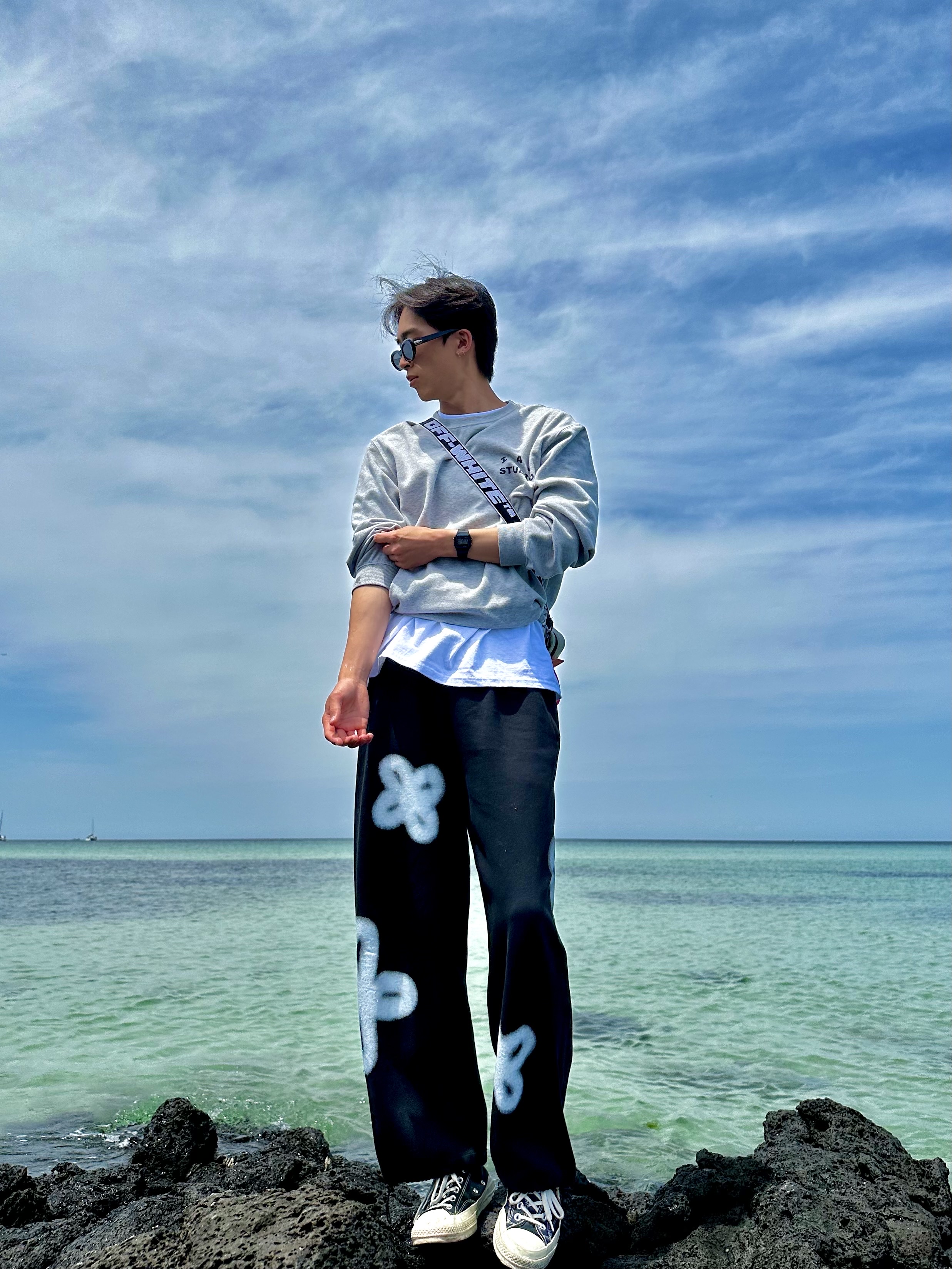 IAB Studio Long Sleeve Gray, Off-White x Amore Pacific Protection Box (Without Cosmetics) 착용 스타일 - 2