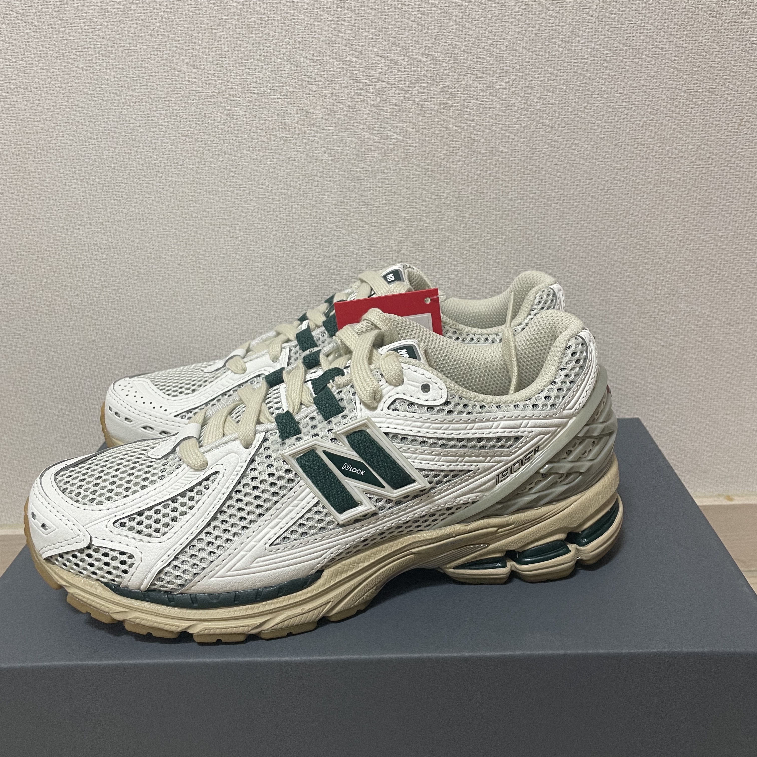 New Balance 1906R Silver Green 착용 스타일 - 1