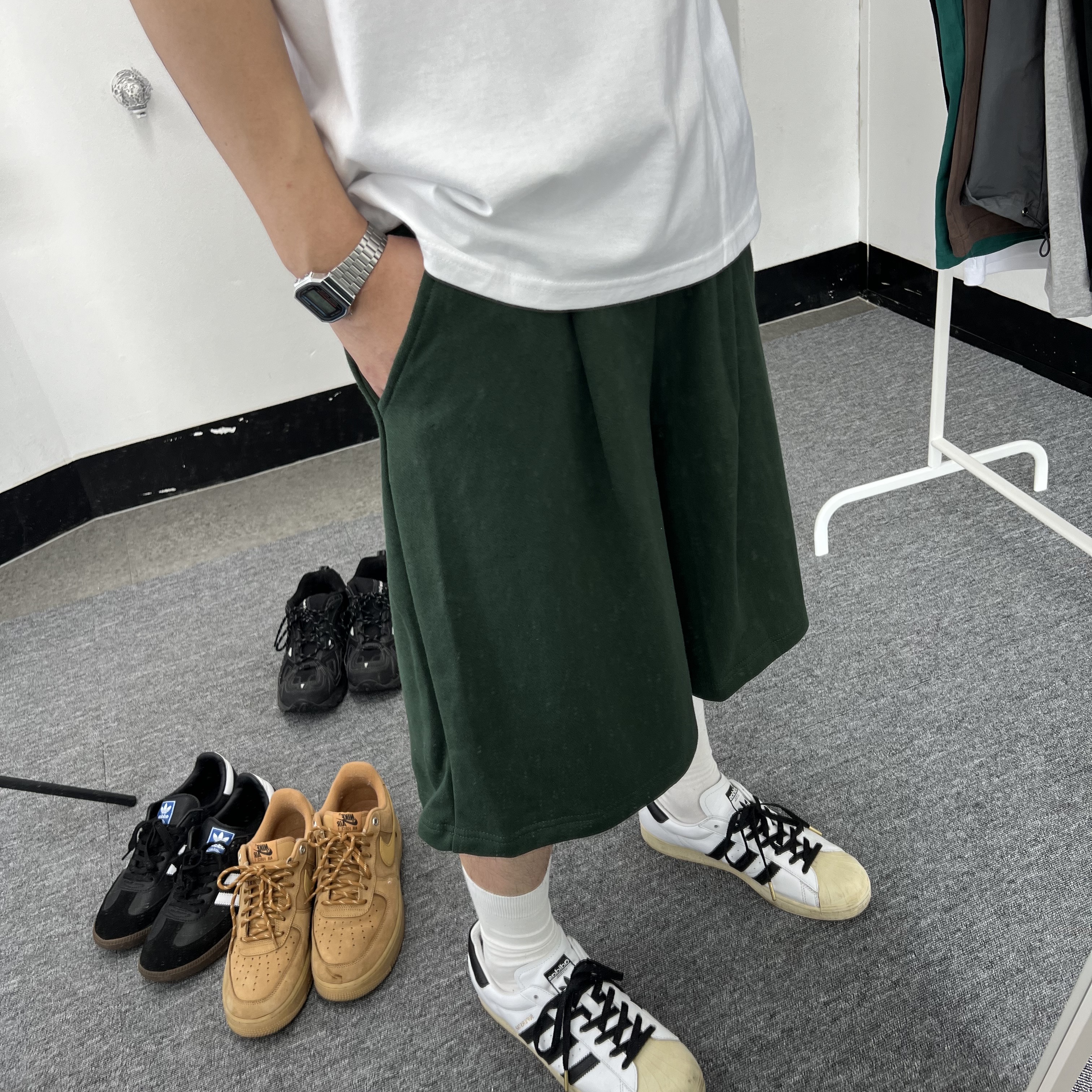 Adidas Superstar Premium White Black, Nike Air Force 1 '07 WB Flax 착용 스타일 - 2