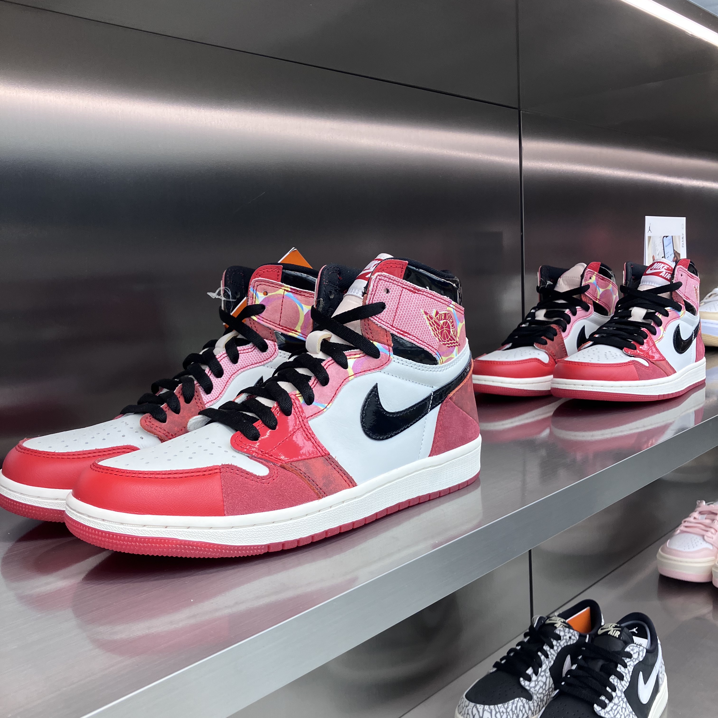Jordan 1 Retro High Spider-Man Next Chapter, (W) Jordan 1 x Teyana Taylor Zoom CMFT 2 Gym Red 착용 스타일 - 1