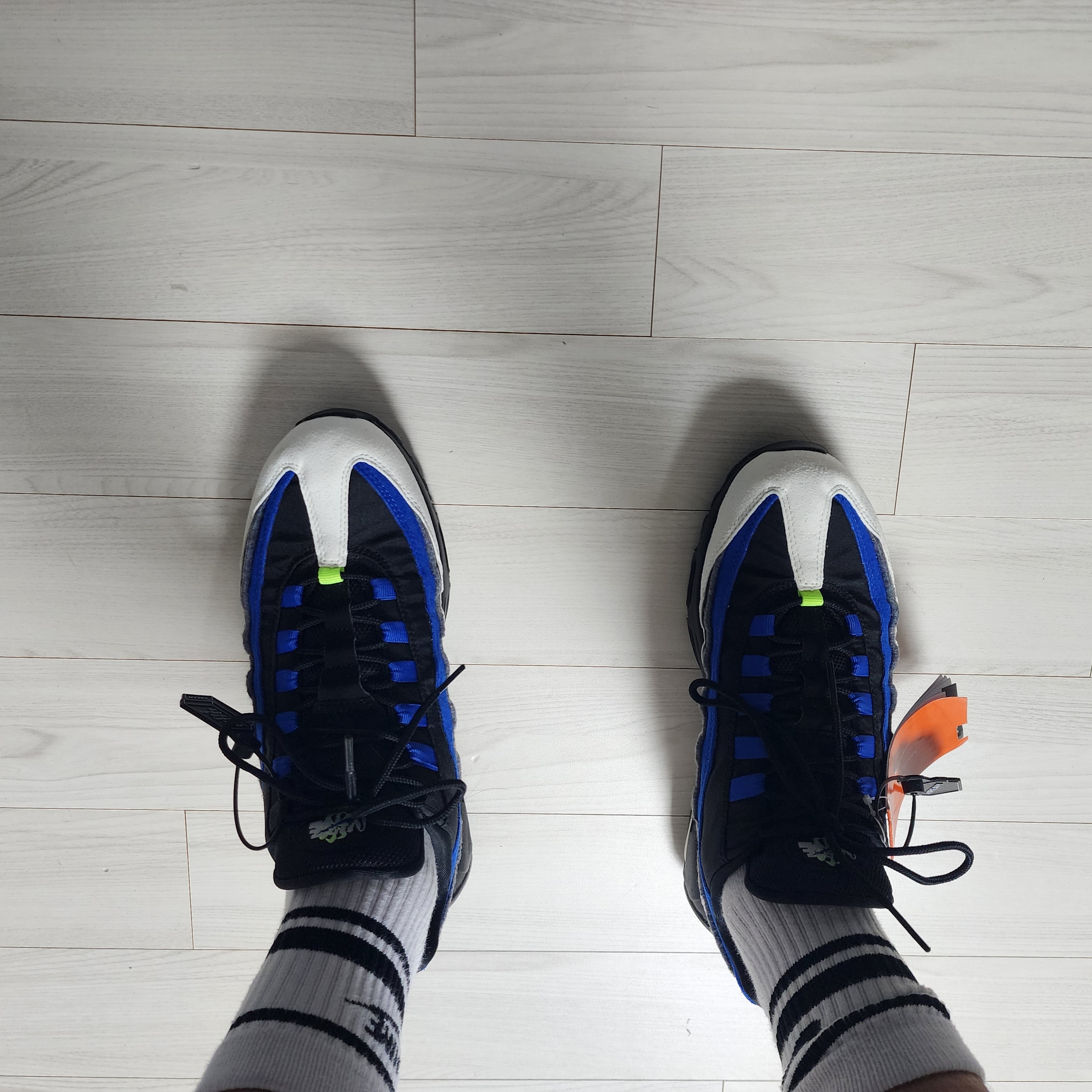 Nike Air Max 95 SE Black Game Royal 착용 스타일