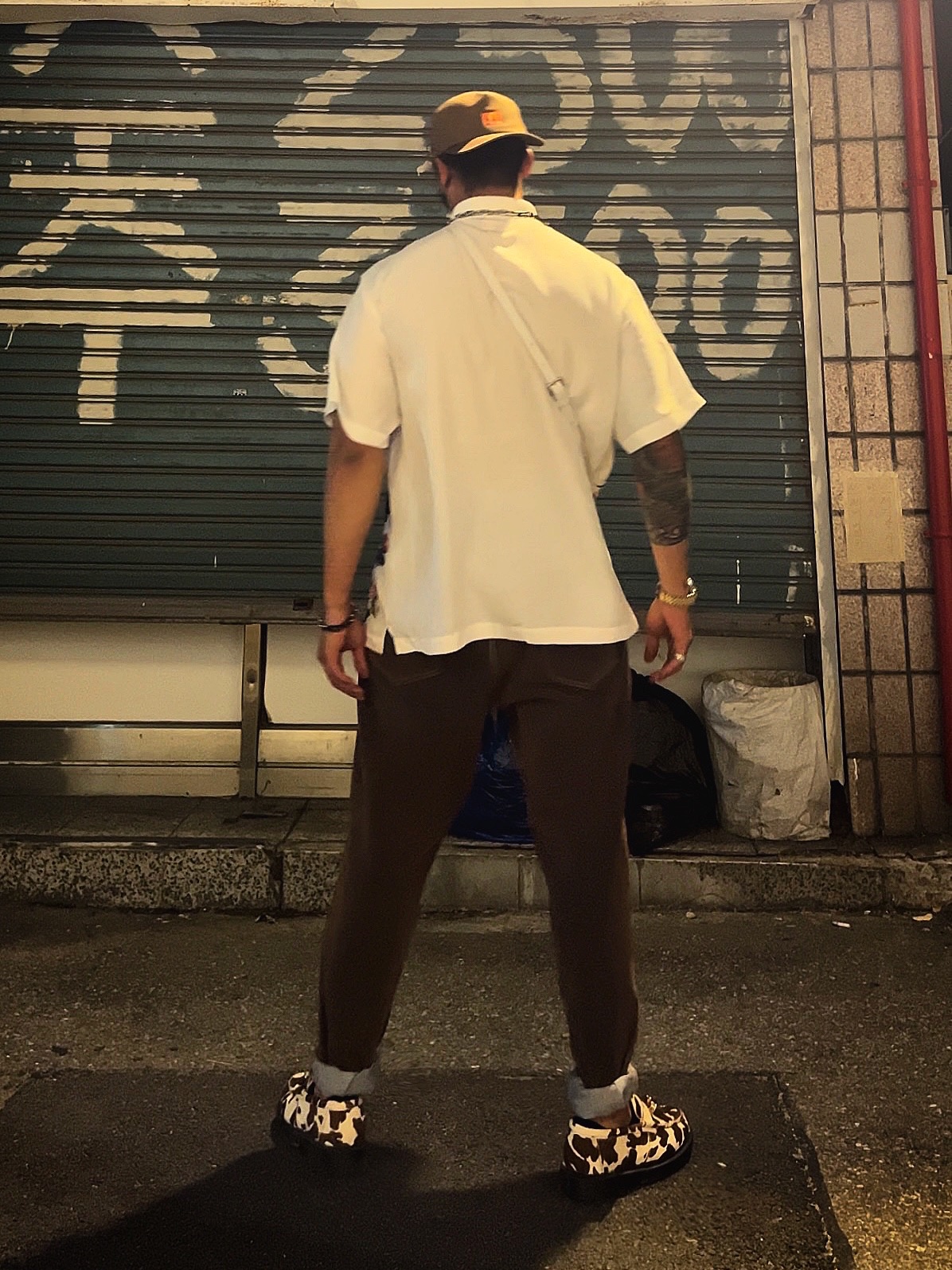 Supreme Heavenly Silk Polo White - 22FW, Supreme Flocked Regular Jean Gold - 23SS 착용 스타일 - 3