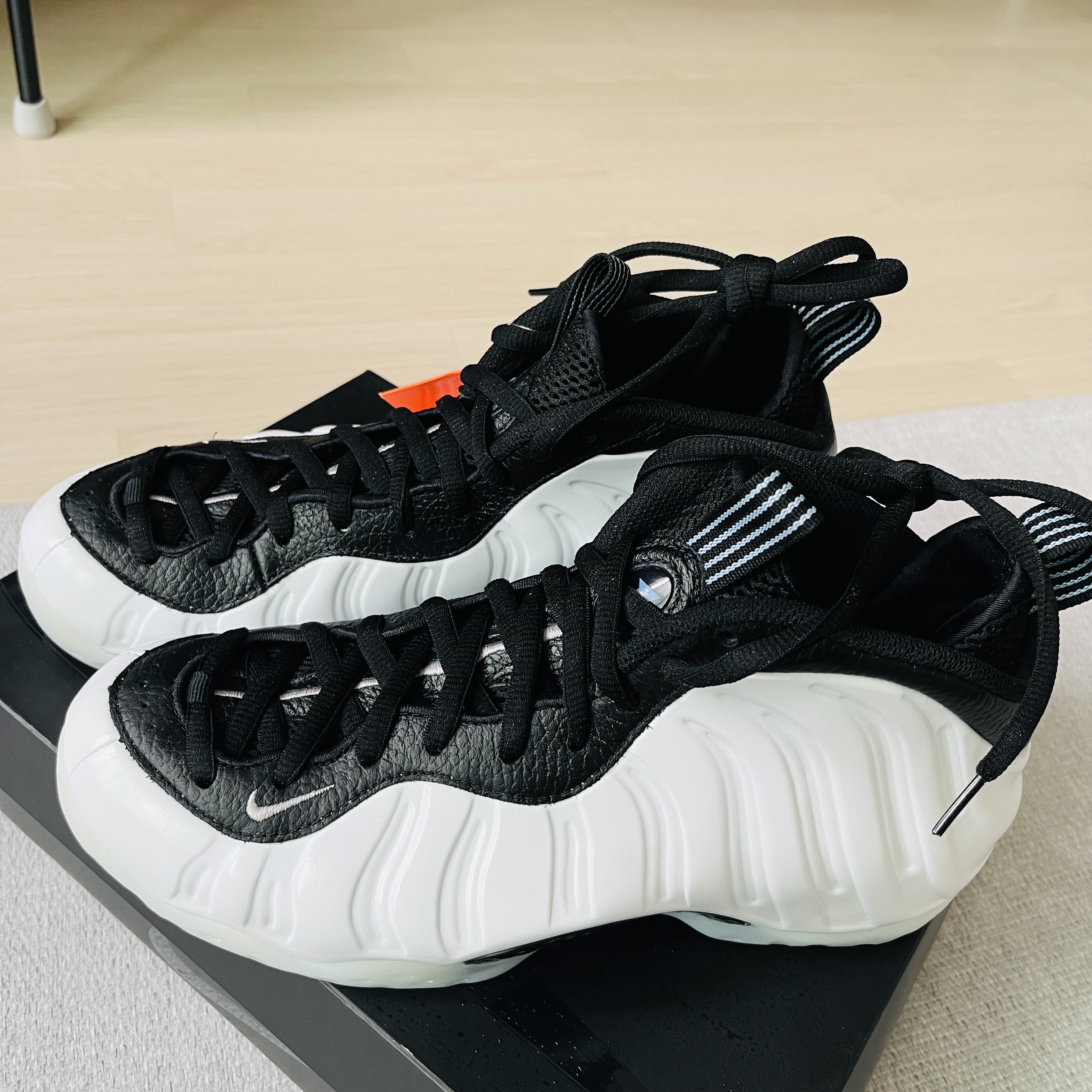 Nike Air Foamposite One White and Black 착용 스타일 - 2