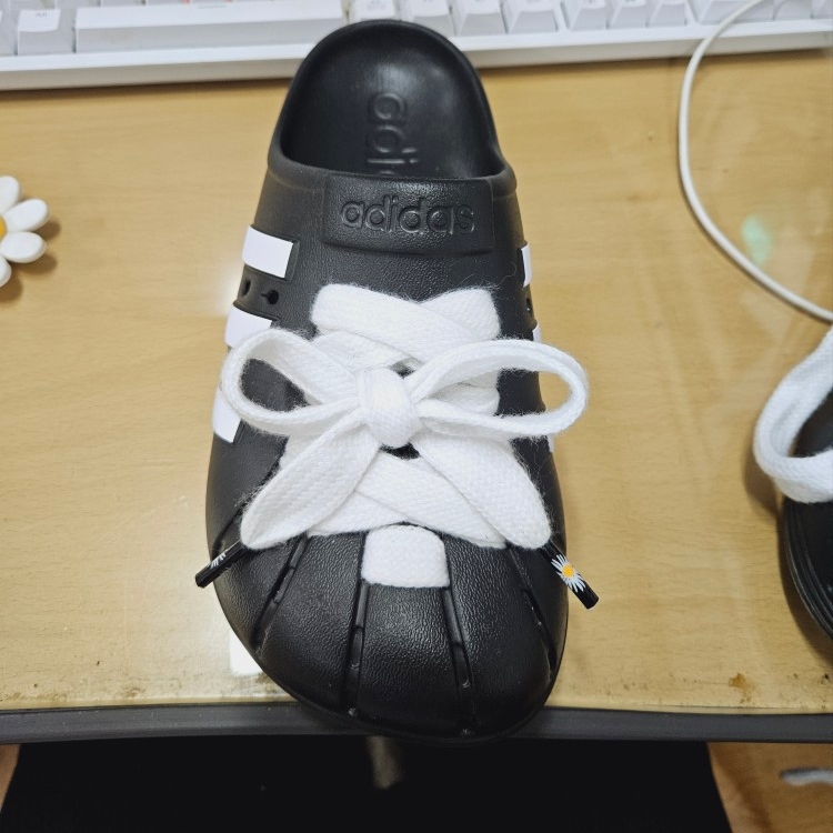 Adidas Adilette Clog Black White 착용 스타일 - 2