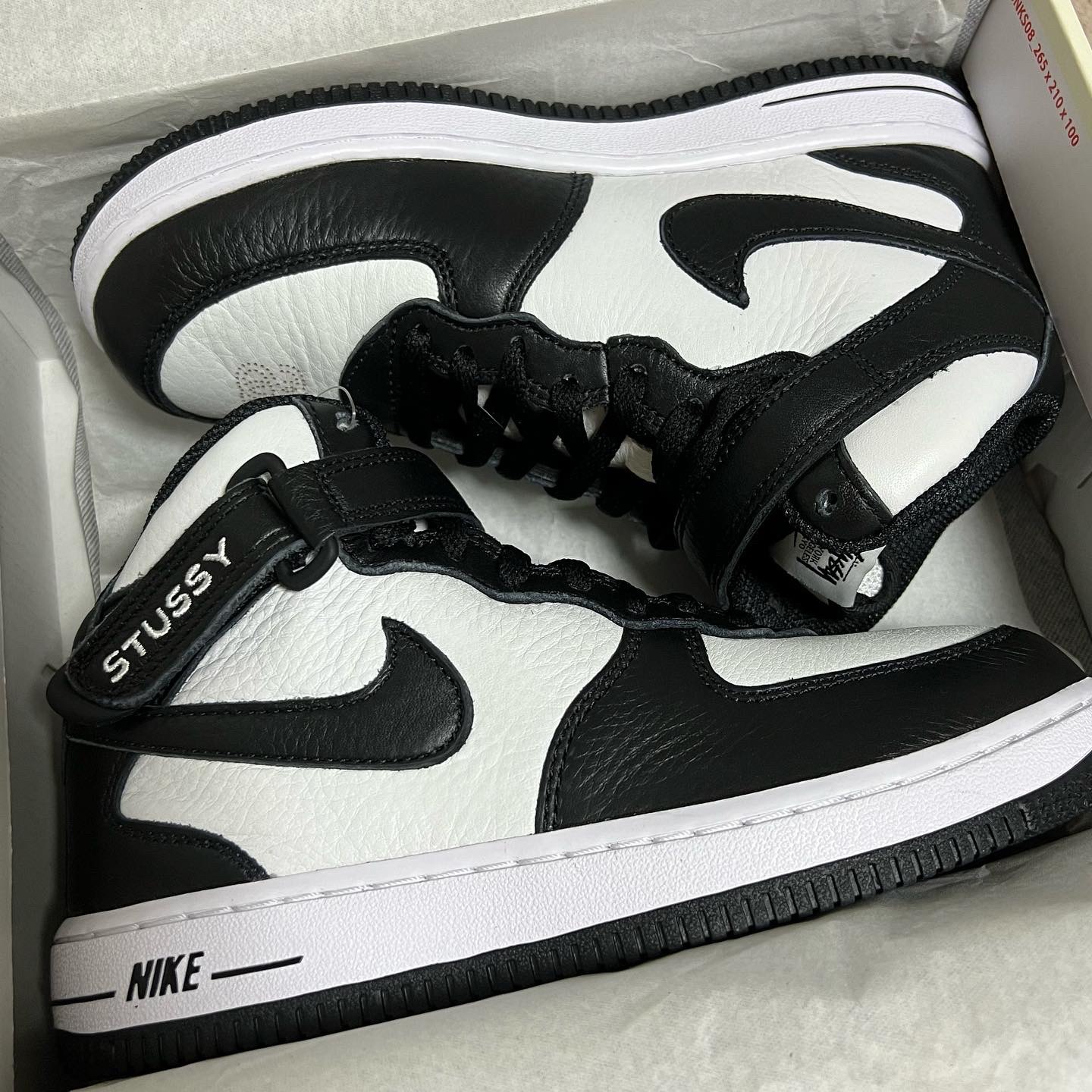 Nike x Stussy Air Force 1 '07 Mid SP Black and Light Bone, (PS) Nike x Stussy Air Force 1 '07 Mid SP Black and Light Bone 착용 스타일 - 1