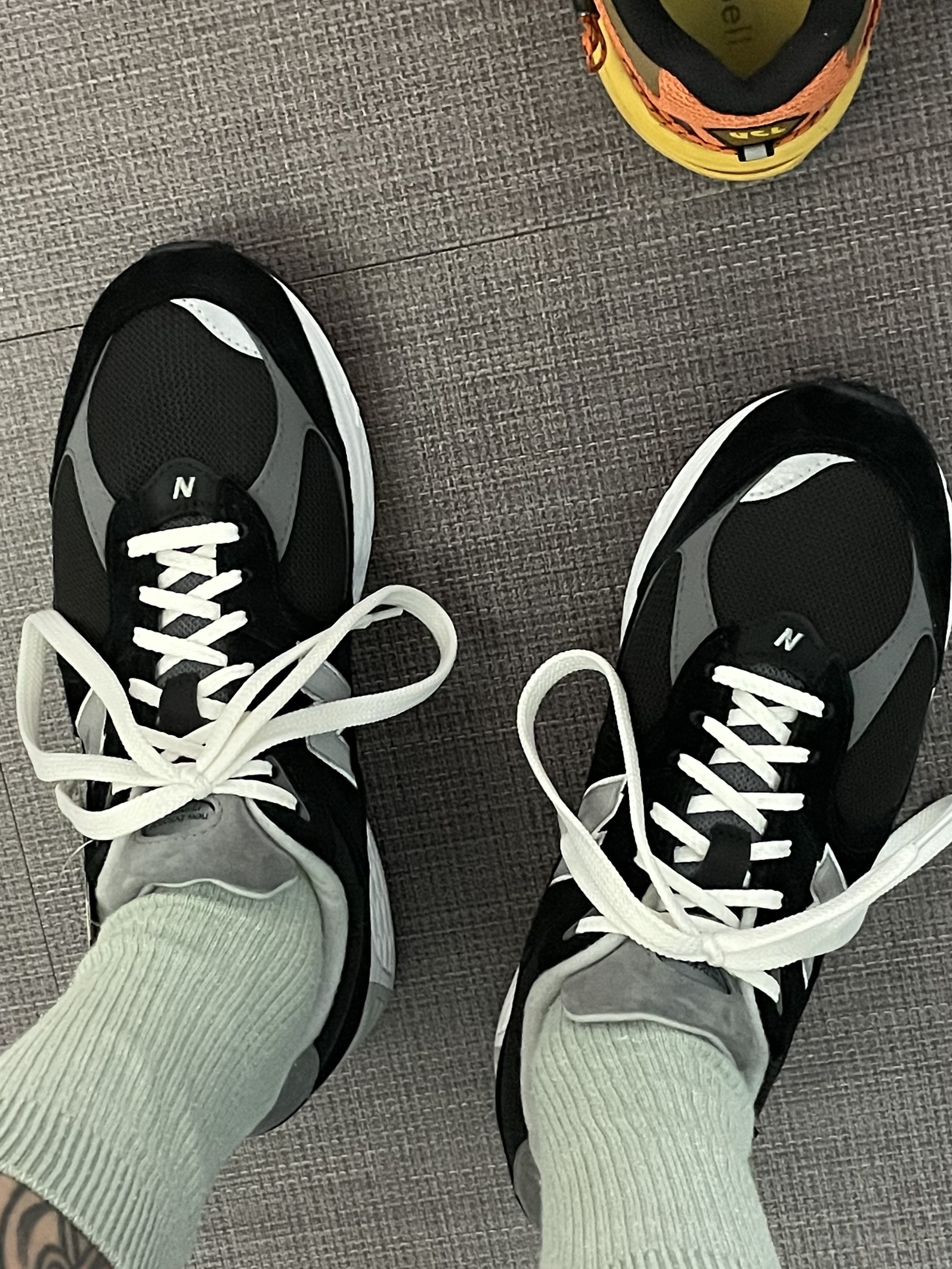 New Balance 2002R Gore-Tex Black Silver Metalic 착용 스타일 - 2