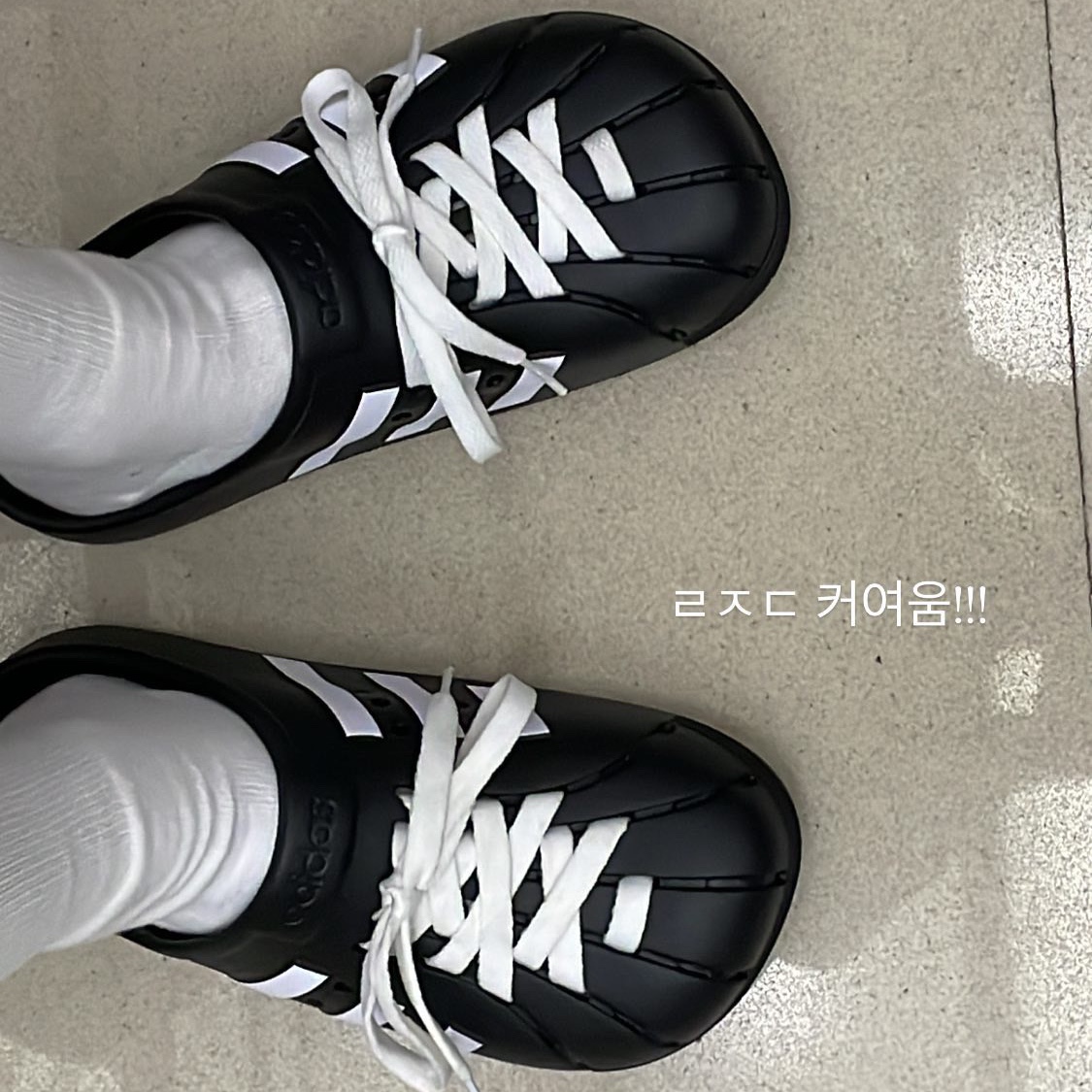 Adidas Adilette Clog Black White 착용 스타일