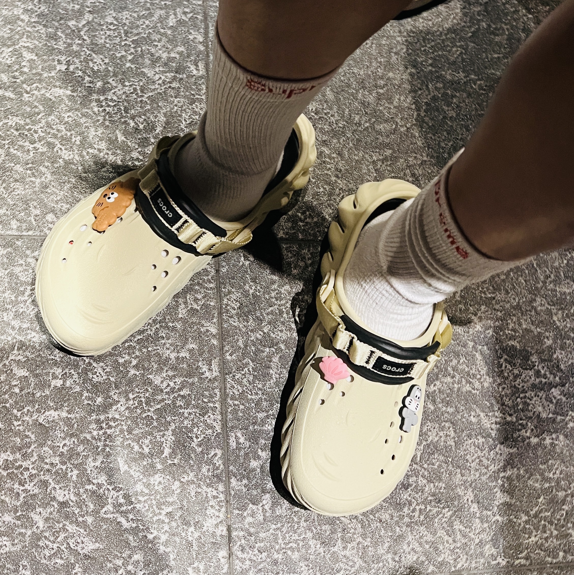 Crocs Echo Clog Bone Black 착용 스타일