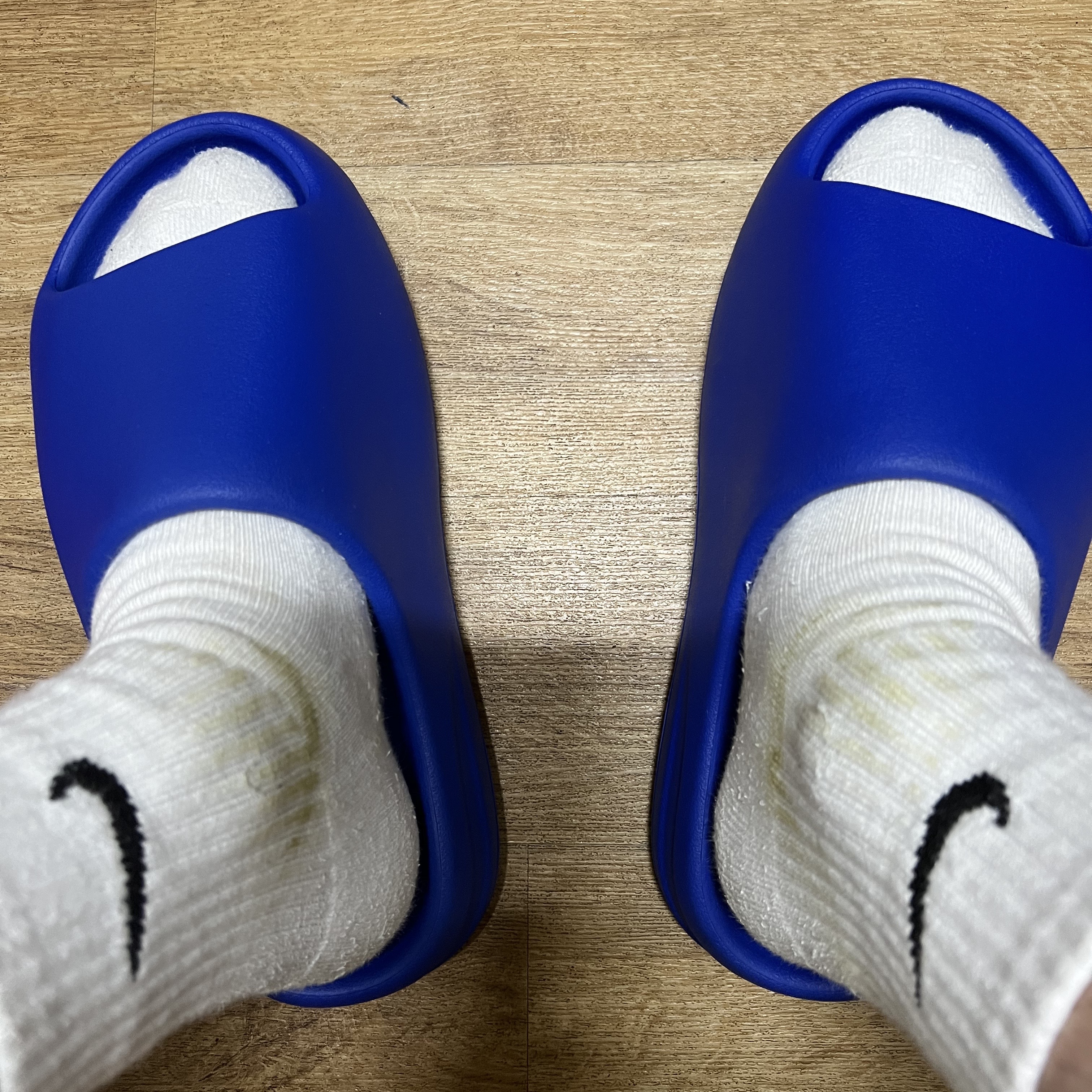 Adidas Yeezy Slide Azure 착용 스타일