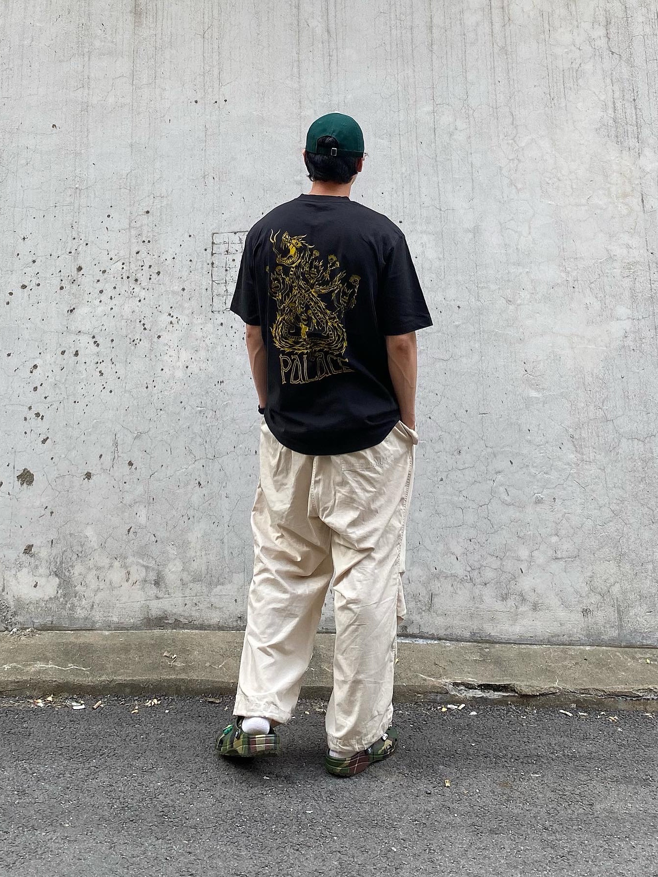 Crocs x Palace Classic Clog Woodland Camo 착용 스타일 - 5