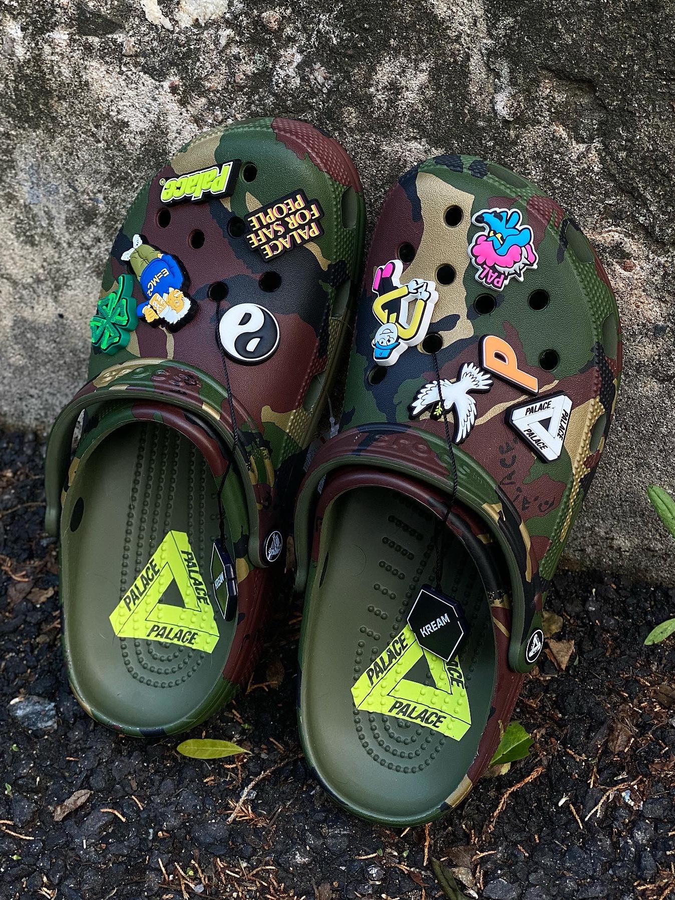 Crocs x Palace Classic Clog Woodland Camo 착용 스타일 - 4