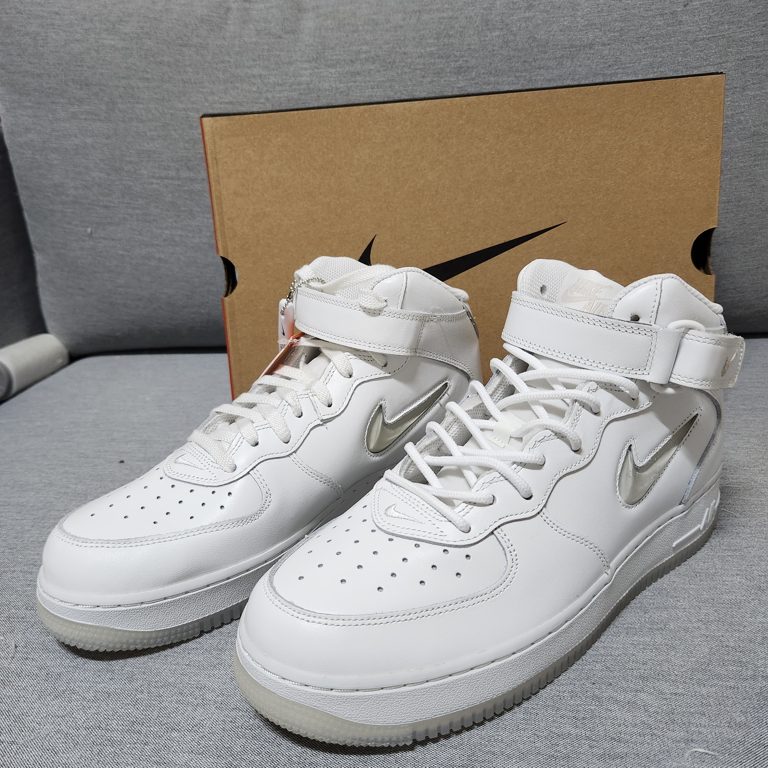 Nike Air Force 1 Mid '07 Color of the Month Summit White, Patagonia Torrentshell 3L Jacket Black 착용 스타일 - 2