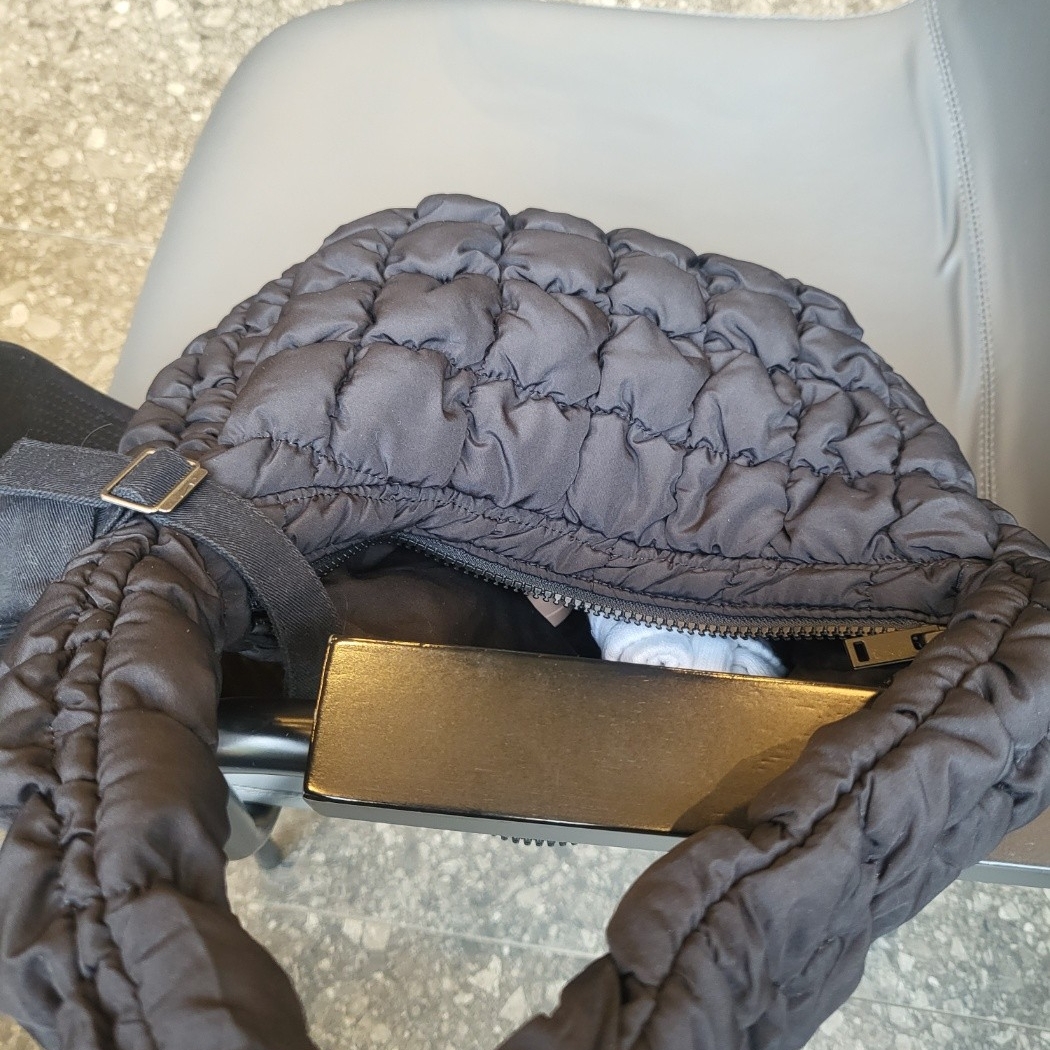 COS Quilted Mini Bag Black 착용 스타일 - 2