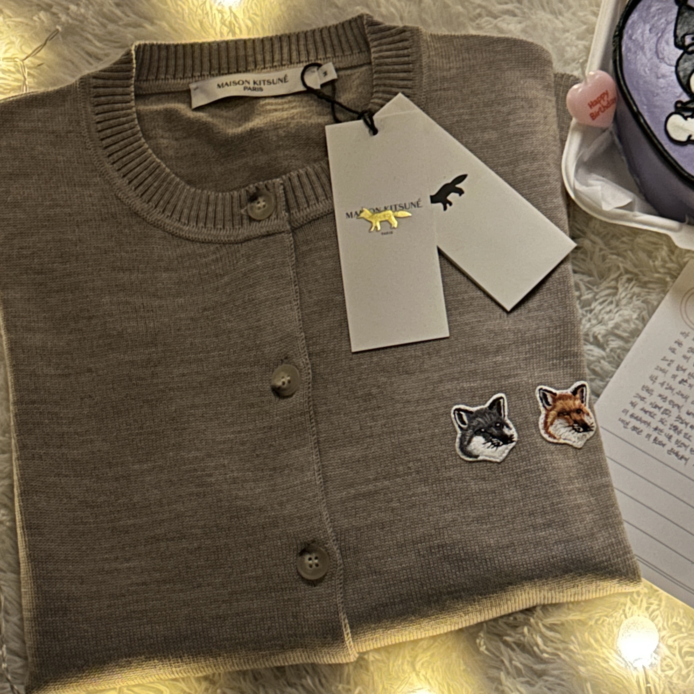 (W) Maison Kitsune Double Fox Head Patch R-Neck Cardigan Beige Melange 착용 스타일