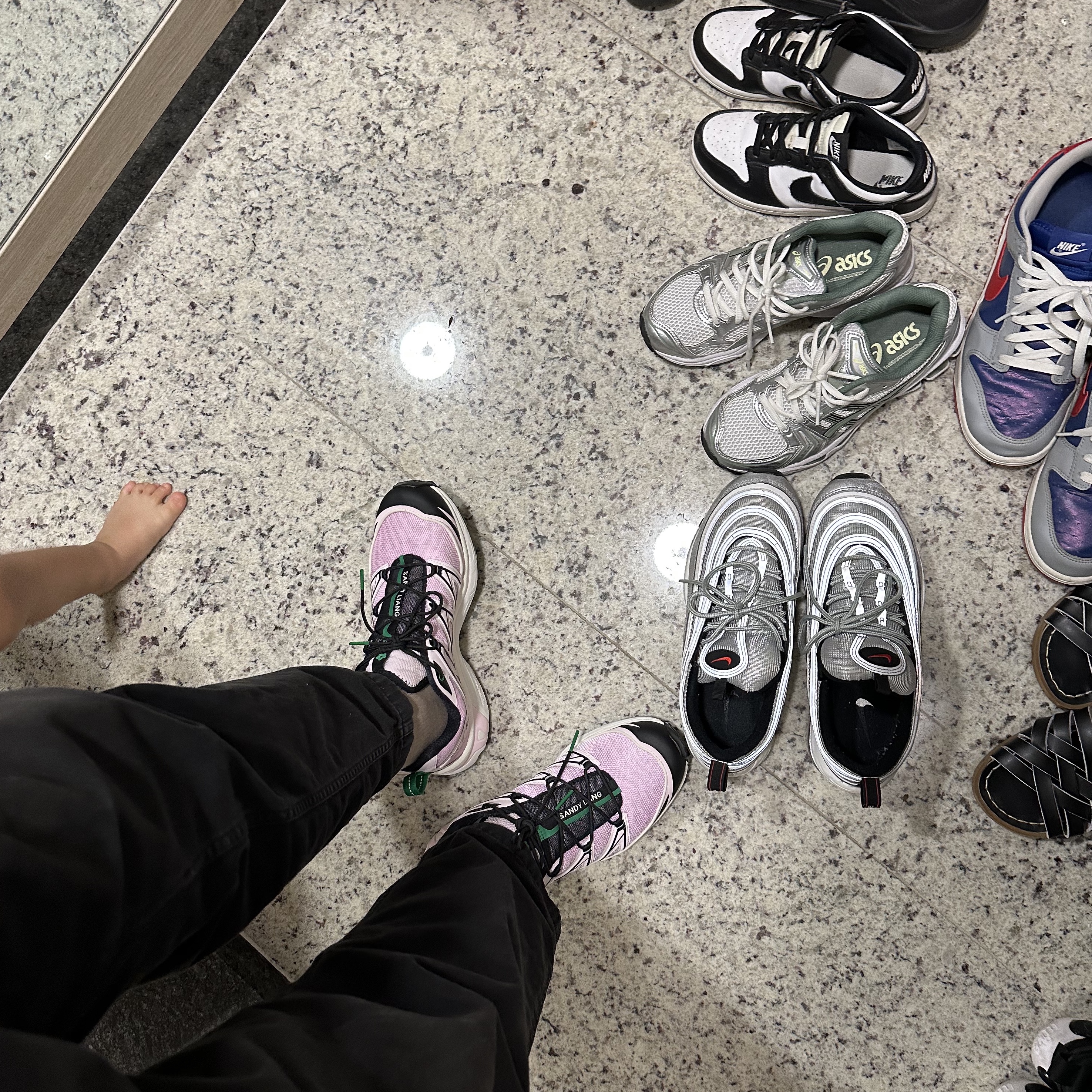 Salomon x Sandy Liang XT-6 Expanse Cradle Pink, Asics Gel-Kayano 14 White Slate Grey 착용 스타일 - 2
