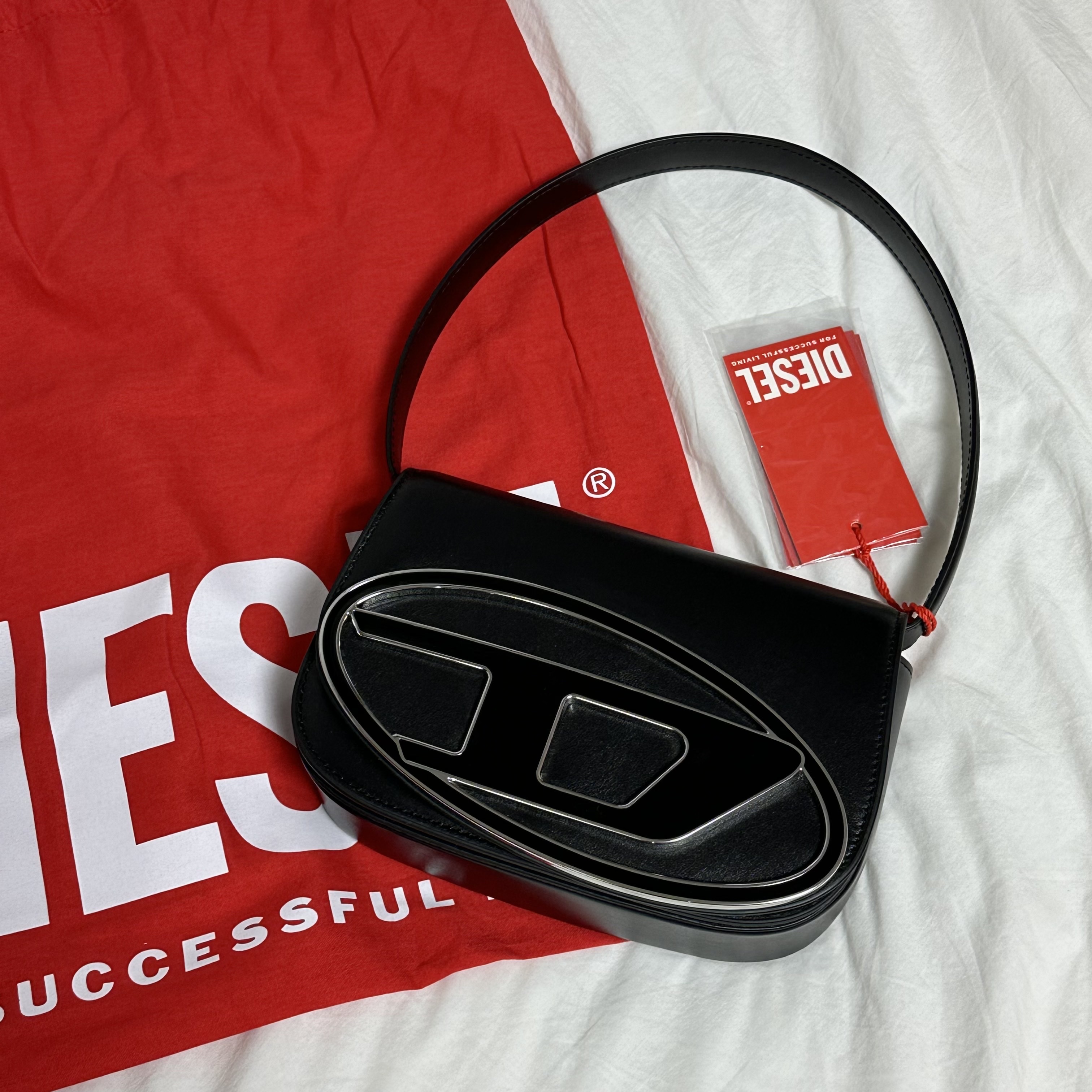 Diesel 1DR Shoulder Bag in Nappa Leather Black 착용 스타일