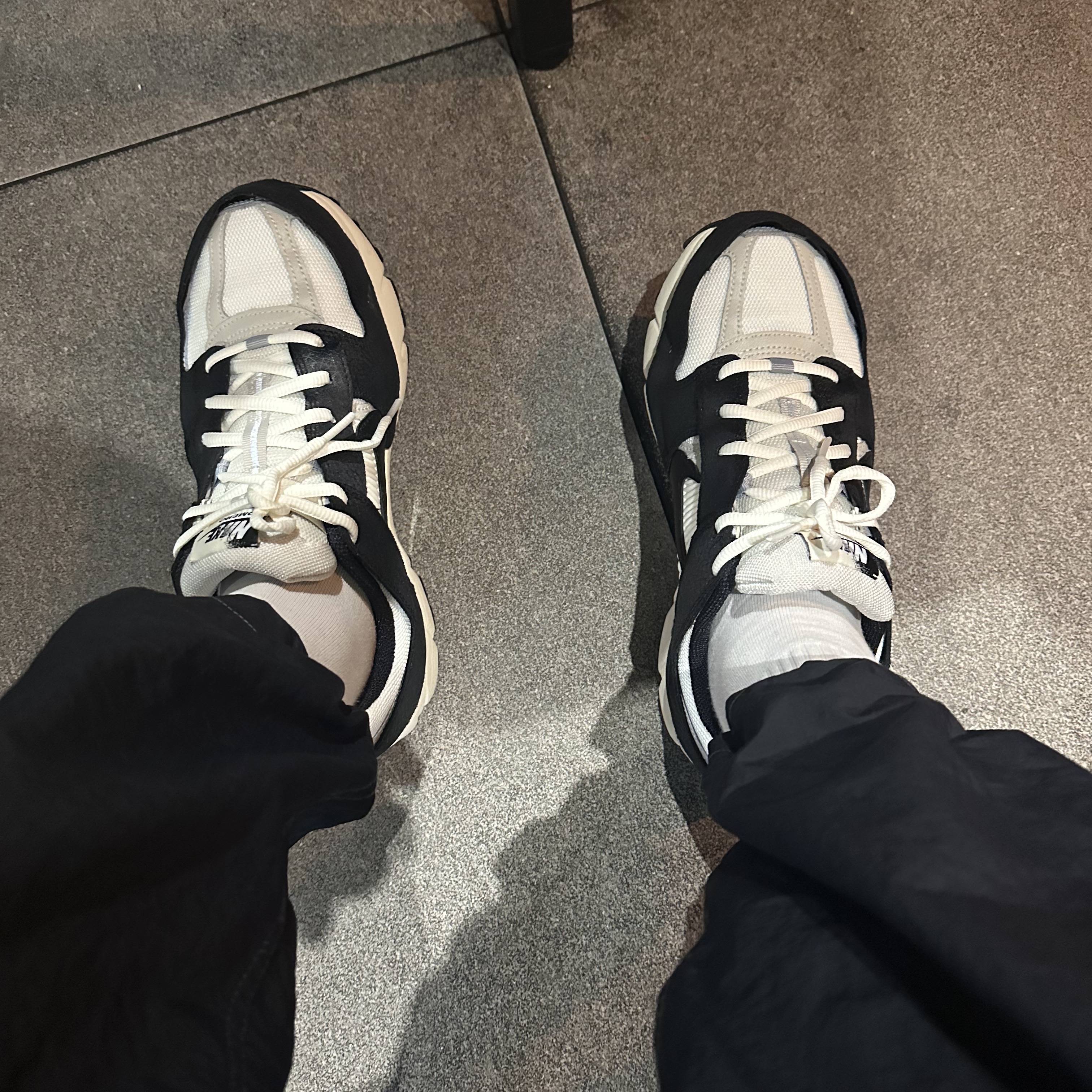 (W) Nike Zoom Vomero 5 Wolf Grey and Black 착용 스타일