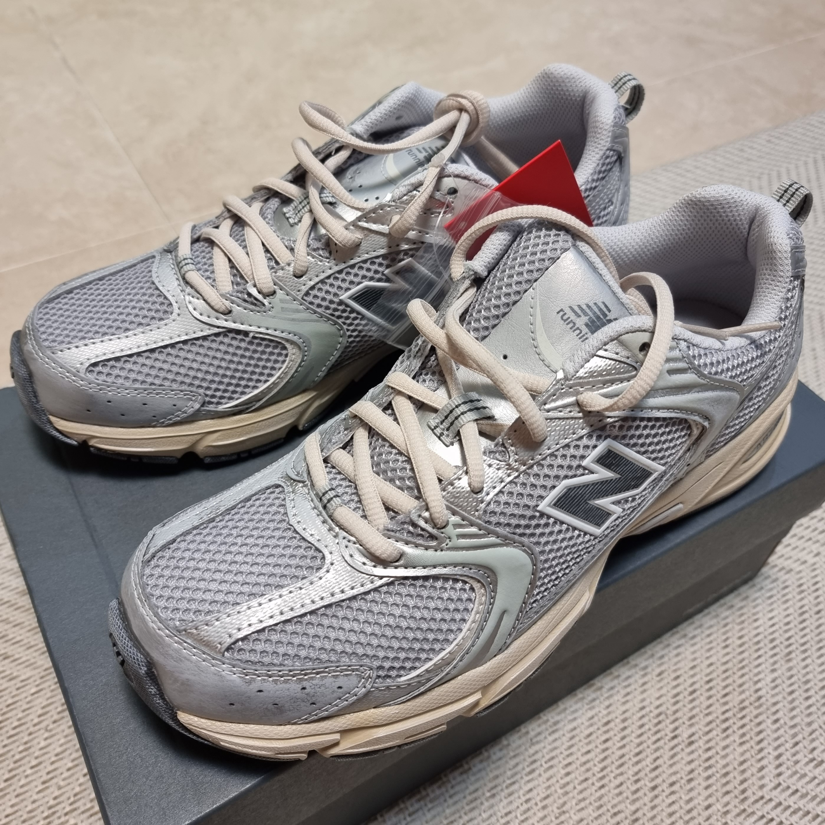 New Balance 530 Vintage Metallic Silver 착용 스타일
