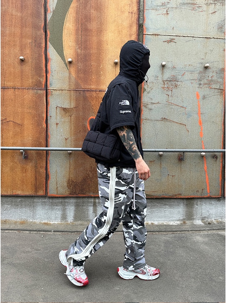 Supreme x The North Face Trekking Convertible Jacket Black - 22SS, Bottega Veneta Large Padded Tech Cassette Black 착용 스타일 - 1