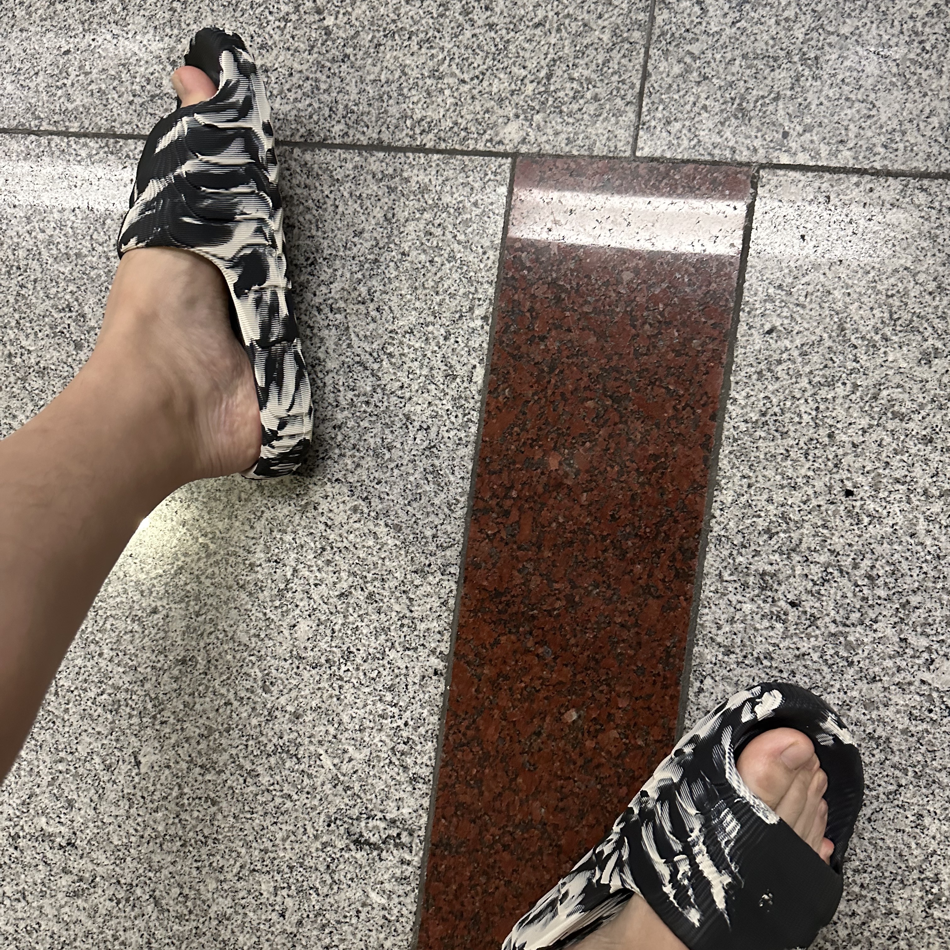 Adidas Adilette 22 Carbon Aluminium 착용 스타일