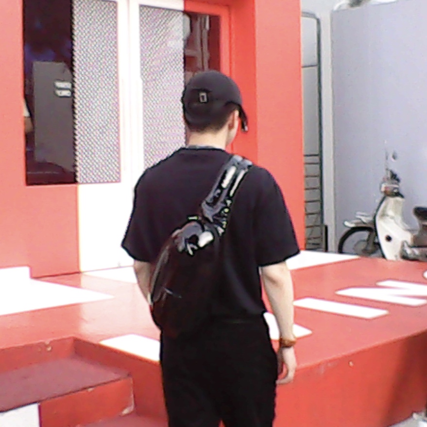 H&M x Mugler Spiral Panel Jeans Black, Jacquemus La Casquette Rond Round-Back Baseball Cap Black 착용 스타일 - 2