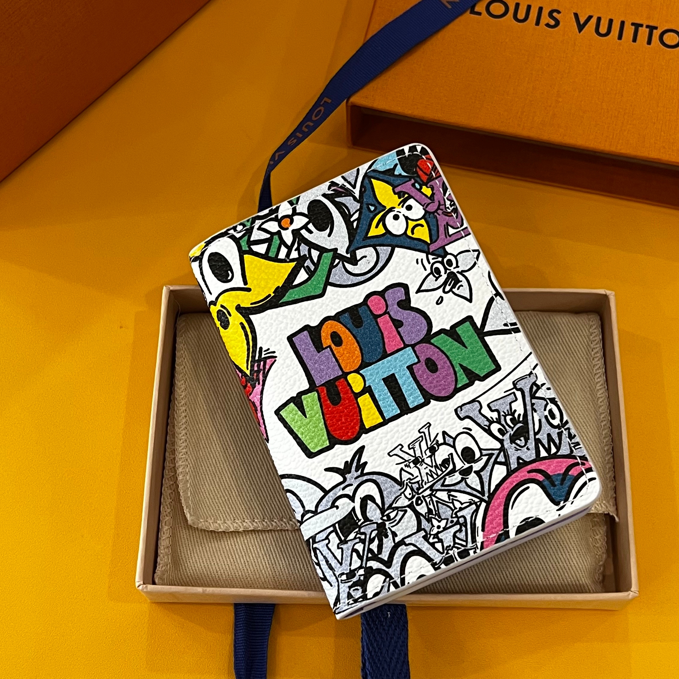 Louis Vuitton Pocket Organizer Monogram Comics Coated Canvas 착용 스타일