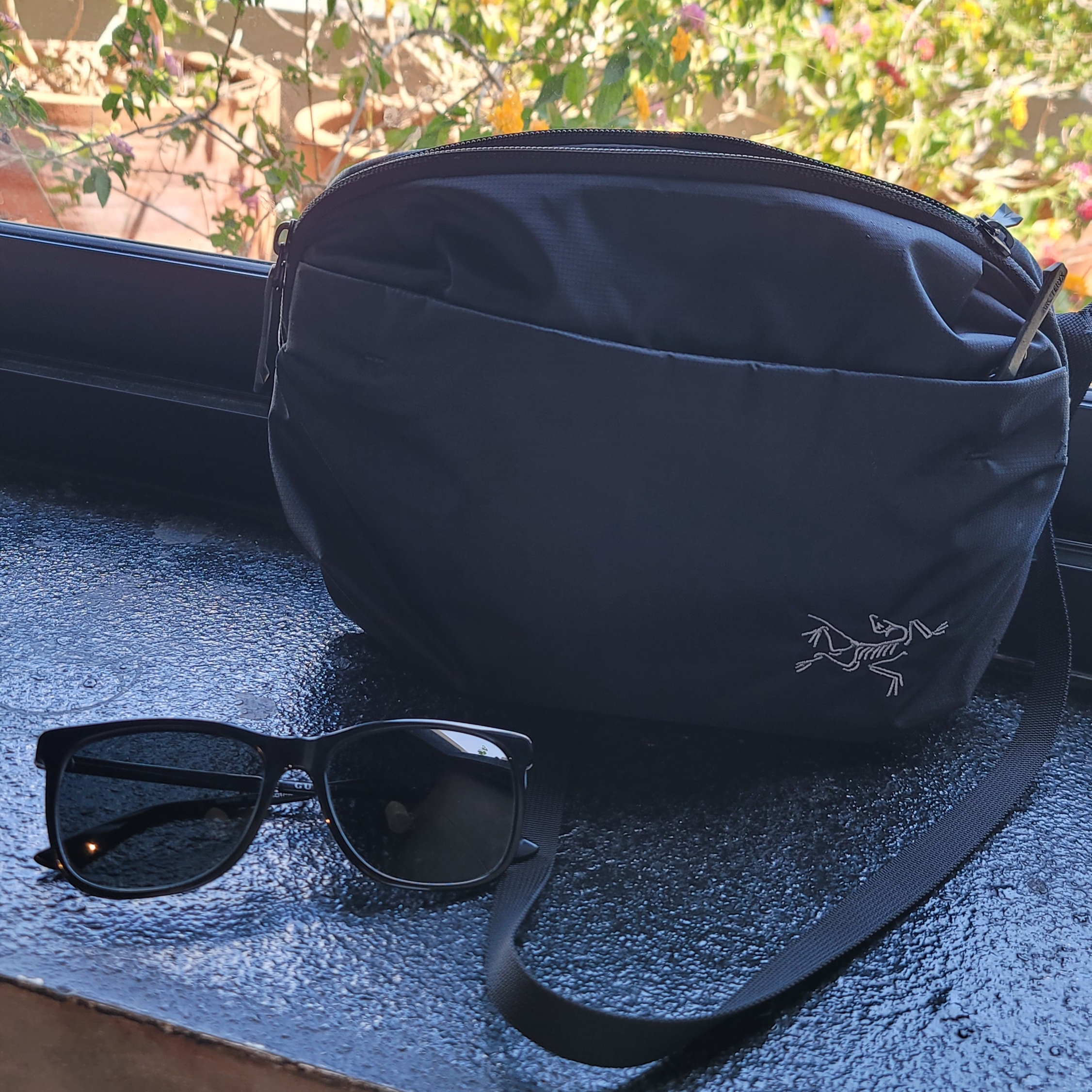 Arc'teryx Heliad 6 Crossbody Bag Black 착용 스타일