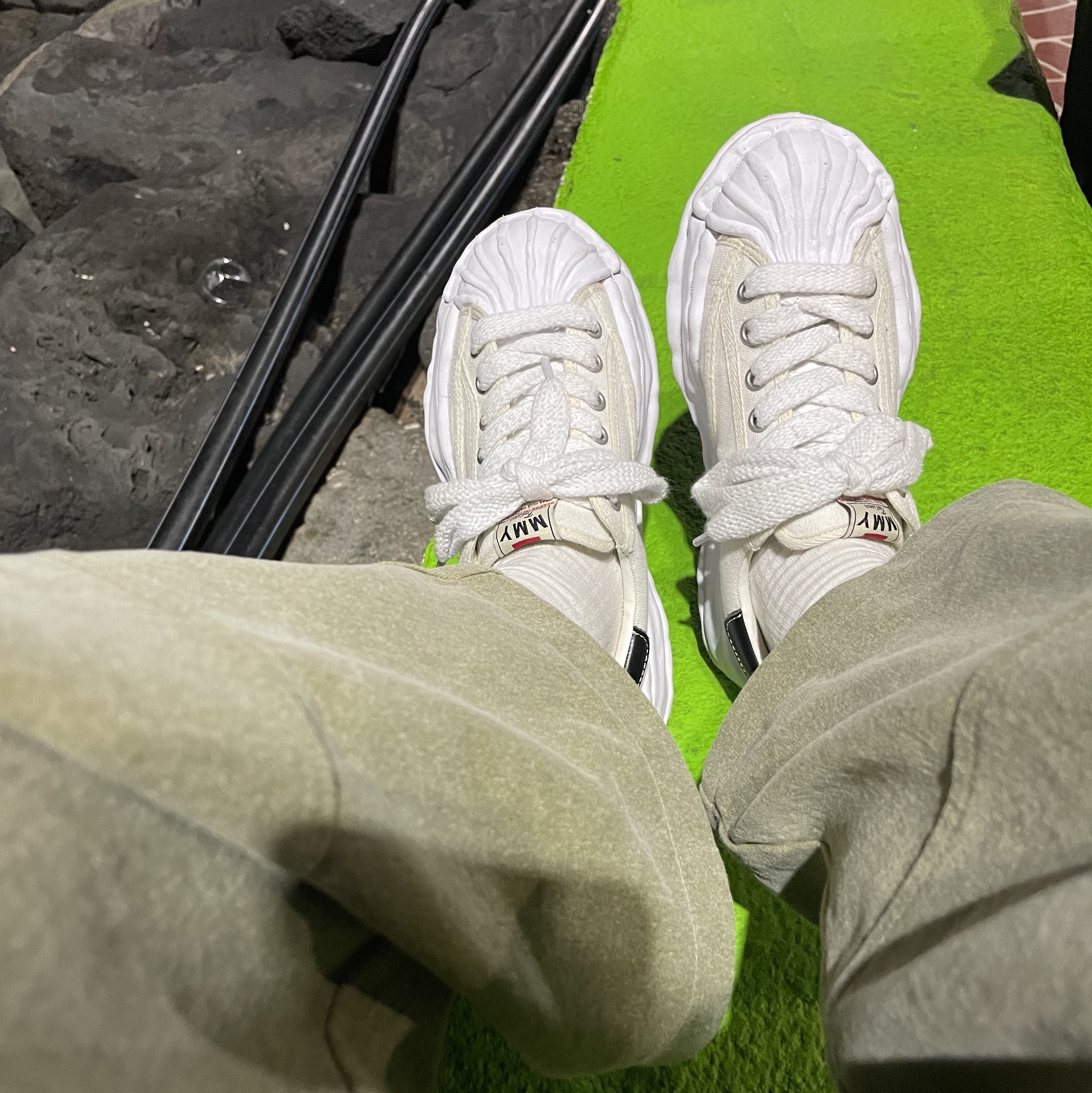 Maison Mihara Yasuhiro Blakey OG Sole Canvas Low-top Sneakers White 착용 스타일