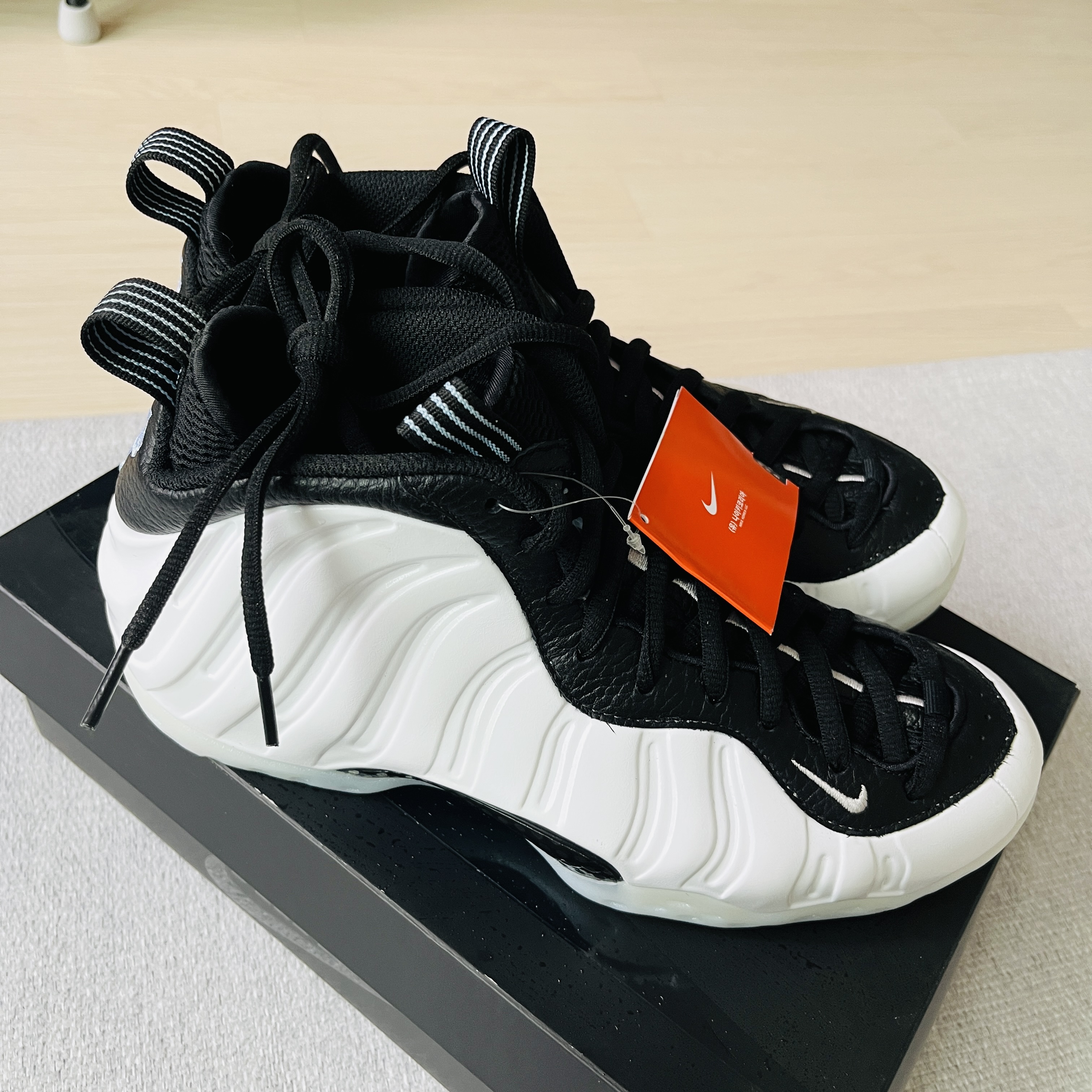 Nike Air Foamposite One White and Black 착용 스타일 - 1