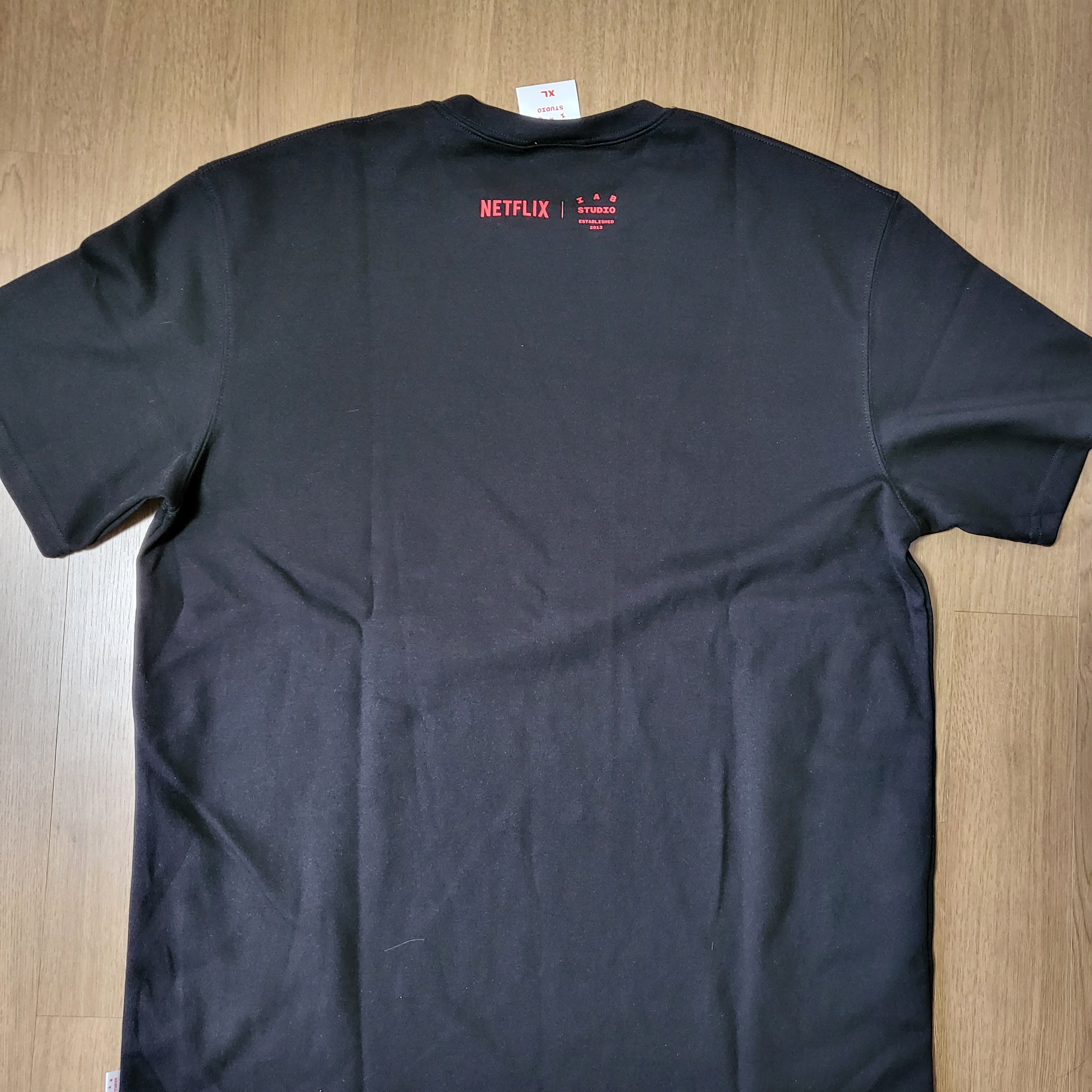 IAB Studio x Netflix SS T-Shirt Black 착용 스타일 - 2