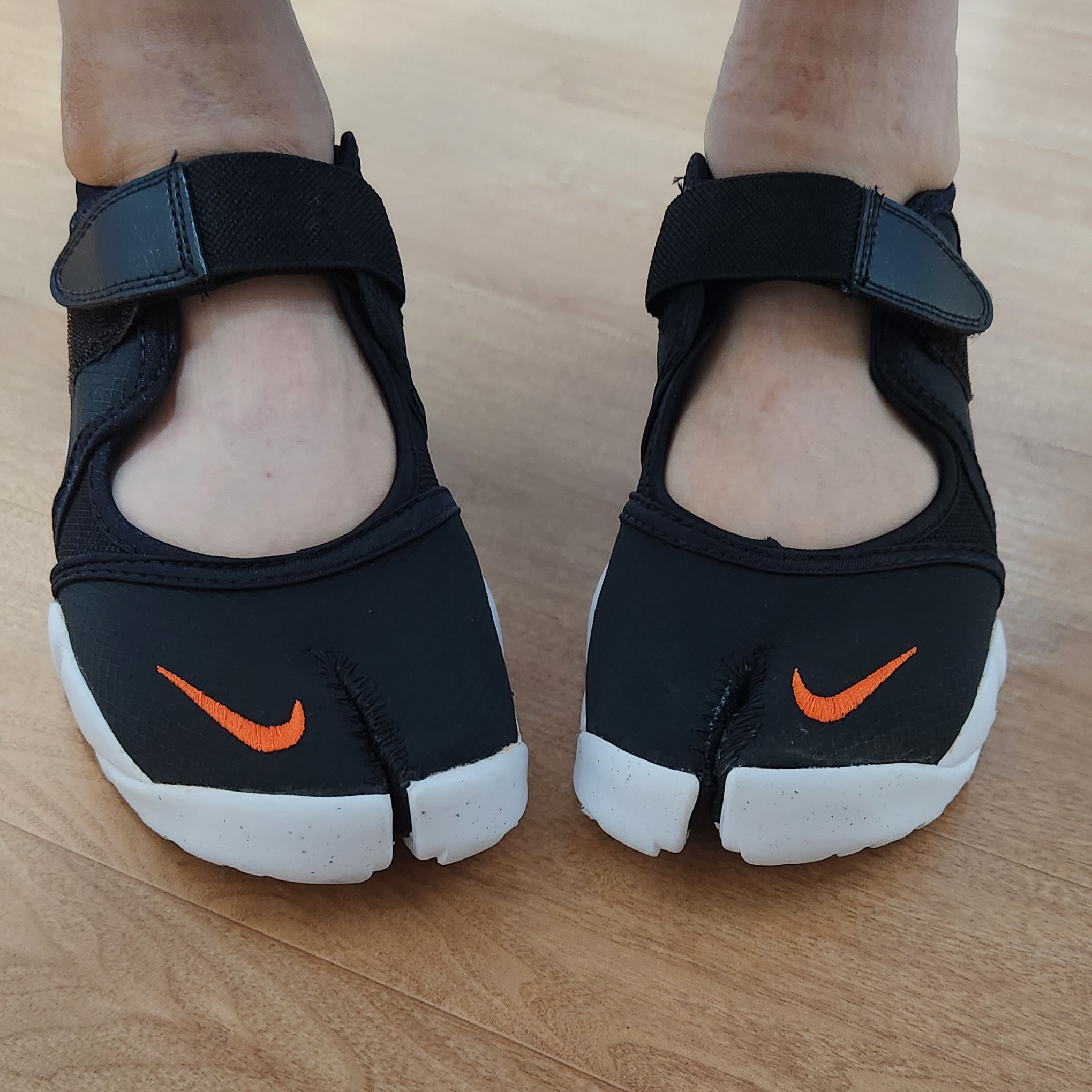 (W) Nike Air Rift Breathe Black 착용 스타일 - 3