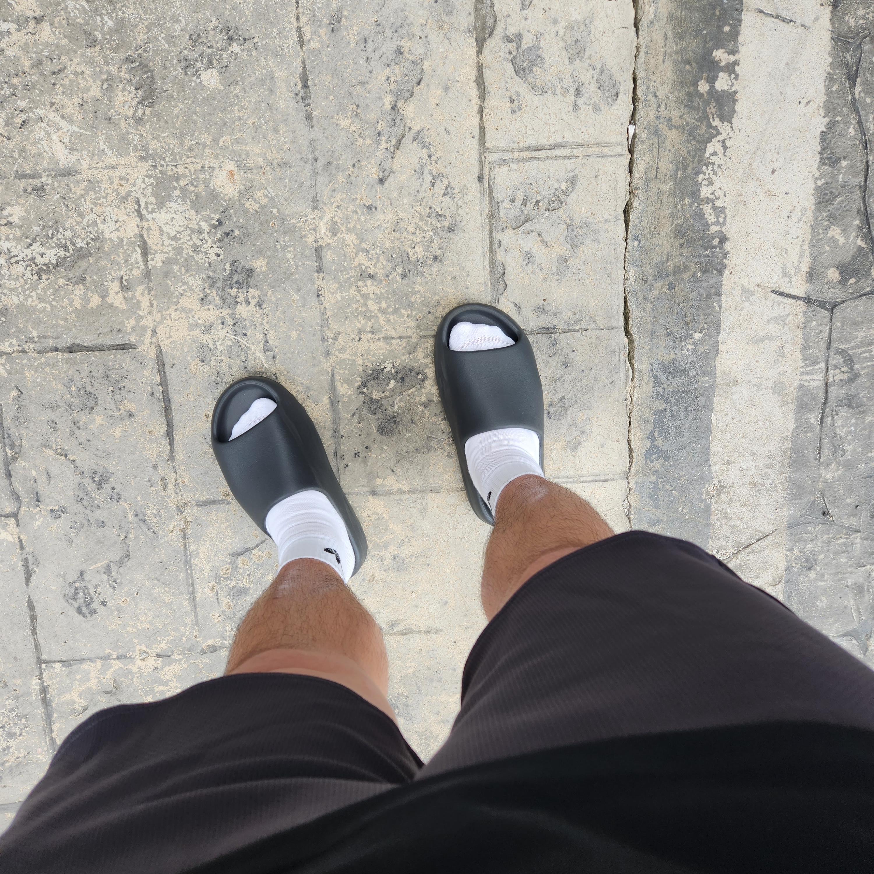 Adidas Yeezy Slide Onyx 착용 스타일