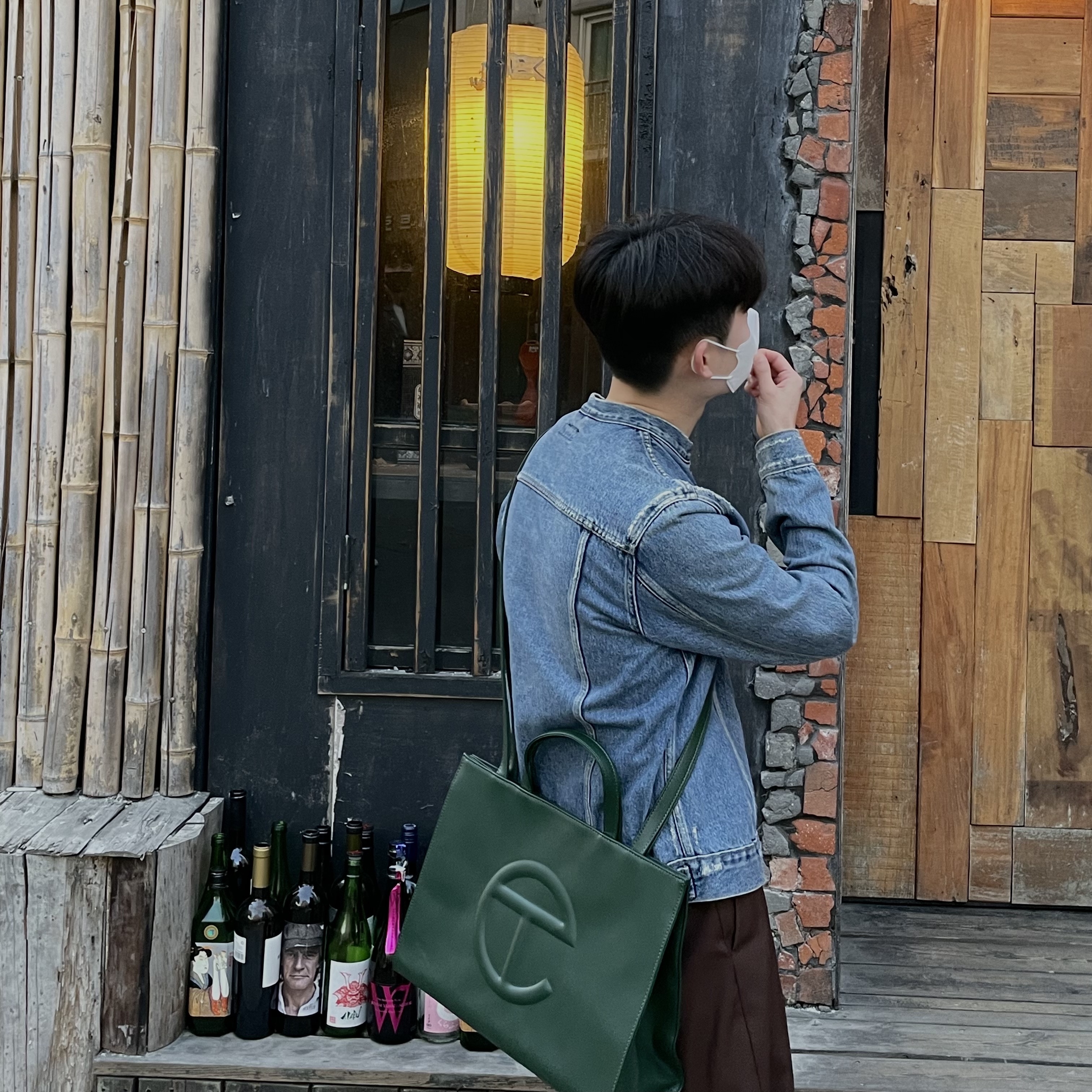 Telfar Medium Shopping Bag Dark Olive 착용 스타일 - 1