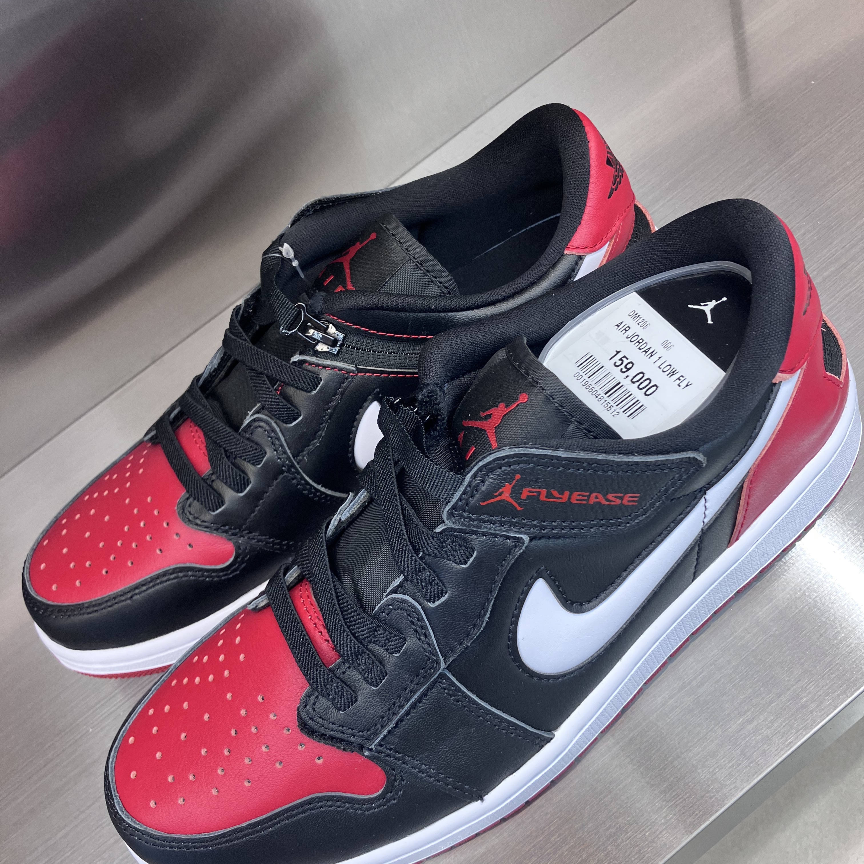 Jordan 1 Retro High Spider-Man Next Chapter, (W) Jordan 1 x Teyana Taylor Zoom CMFT 2 Gym Red 착용 스타일 - 3