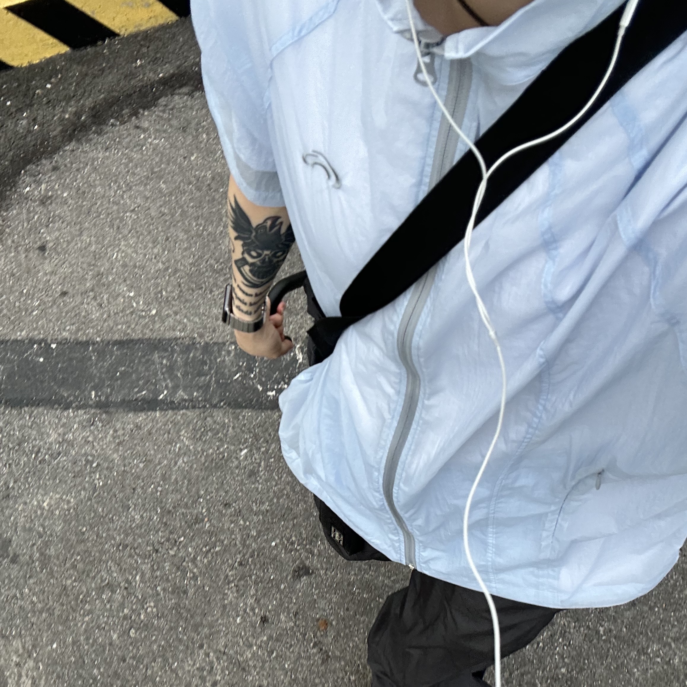 Art of Field Packable Short Sleeved Half Jacket Ice, Jordan 1 Mid Dark Teal 착용 스타일 - 2