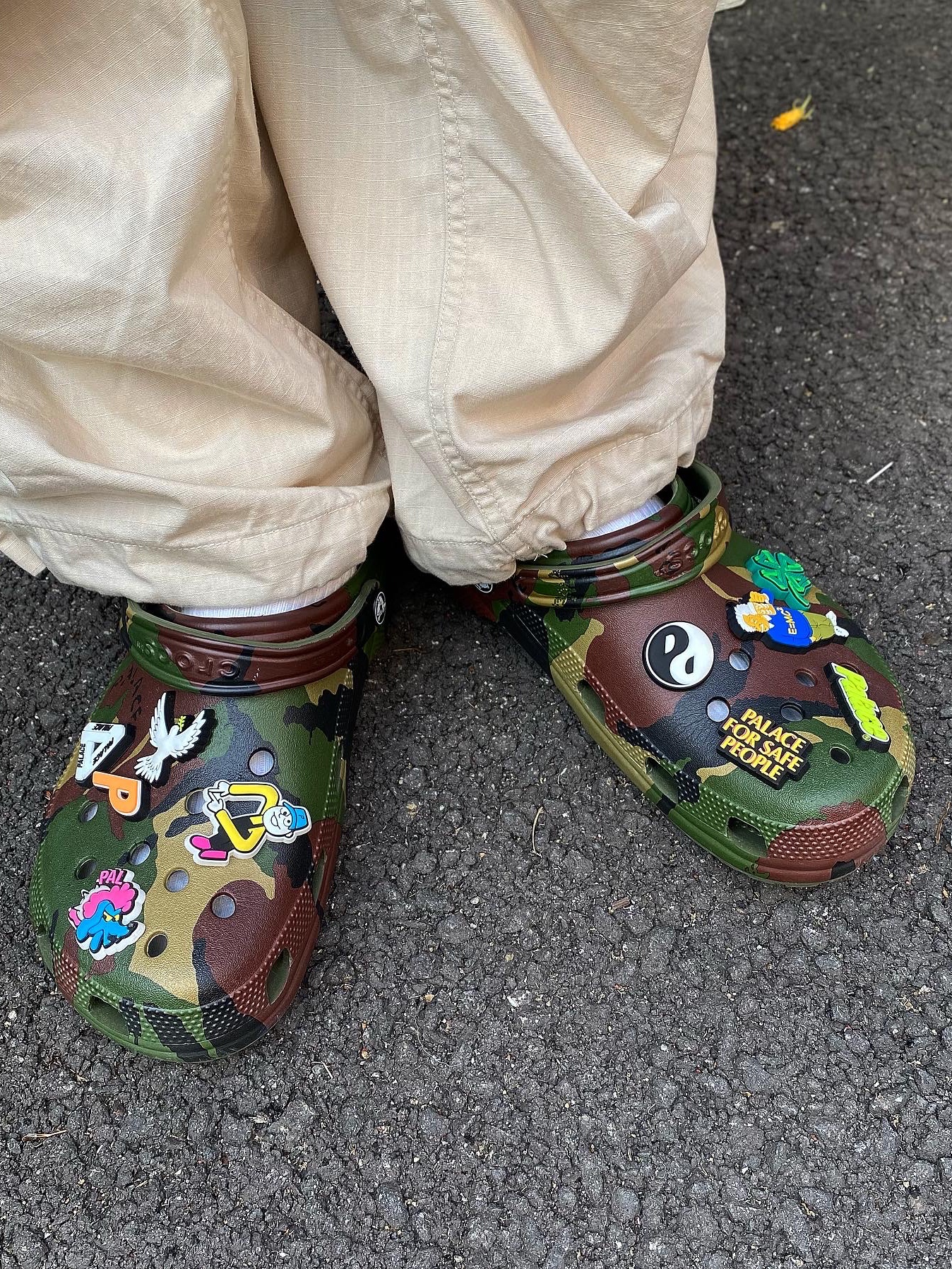 Crocs x Palace Classic Clog Woodland Camo 착용 스타일 - 3