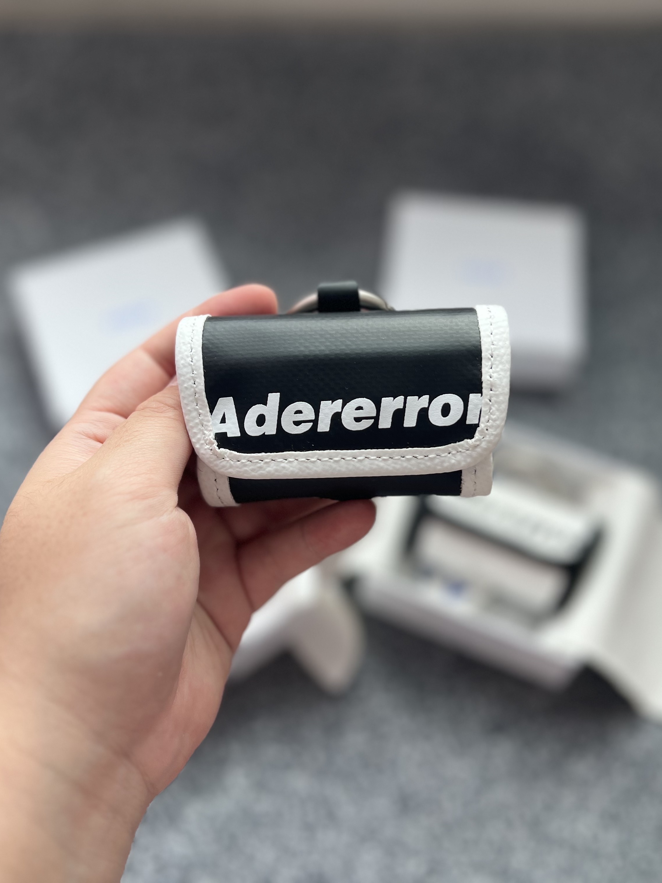 Ader Error Trace Typhoon AirPods Case Black 착용 스타일 - 1