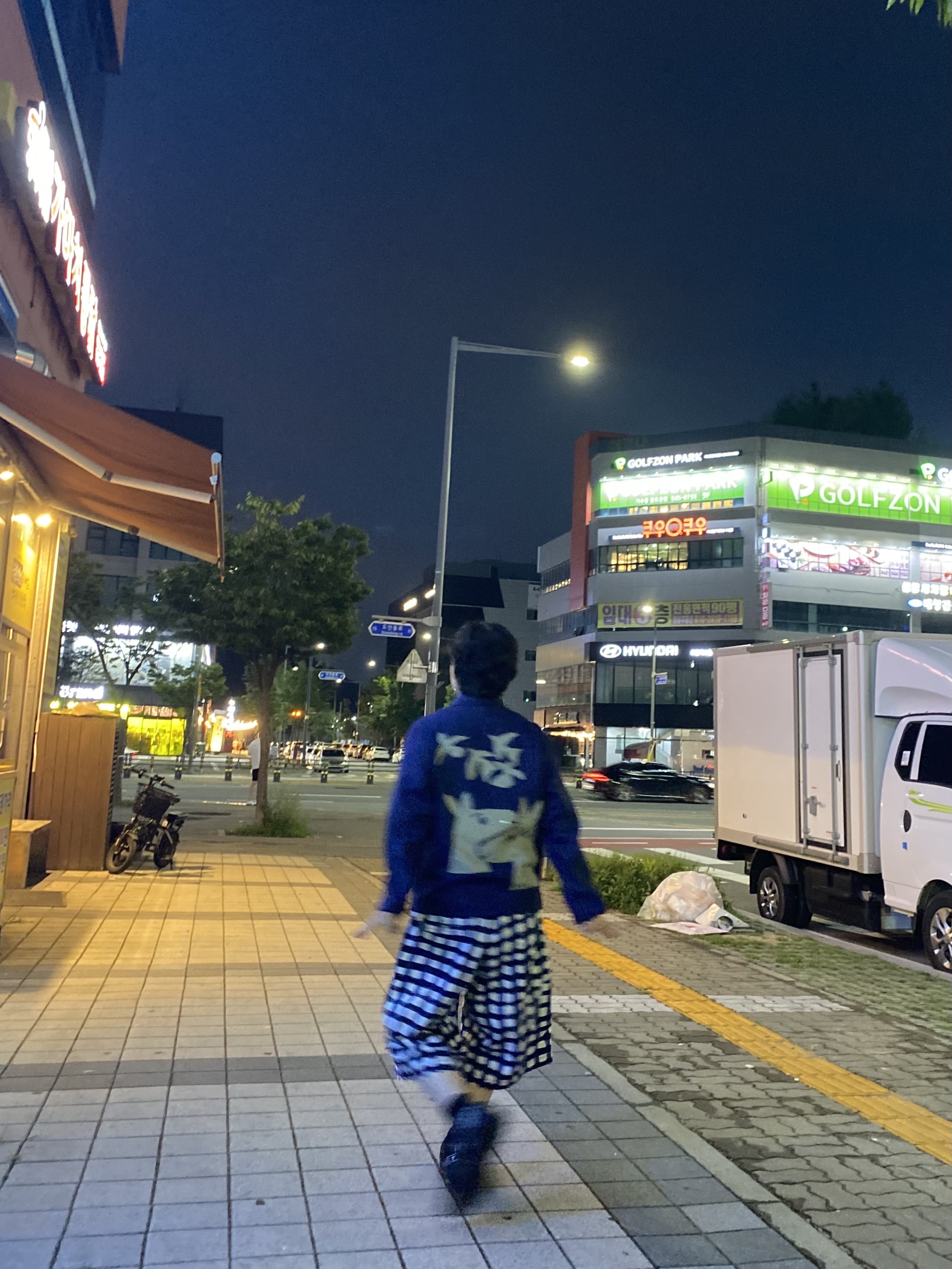 Uniqlo x Marni Wide Fit Boxy Short Pants Pattern Blue 착용 스타일 - 2